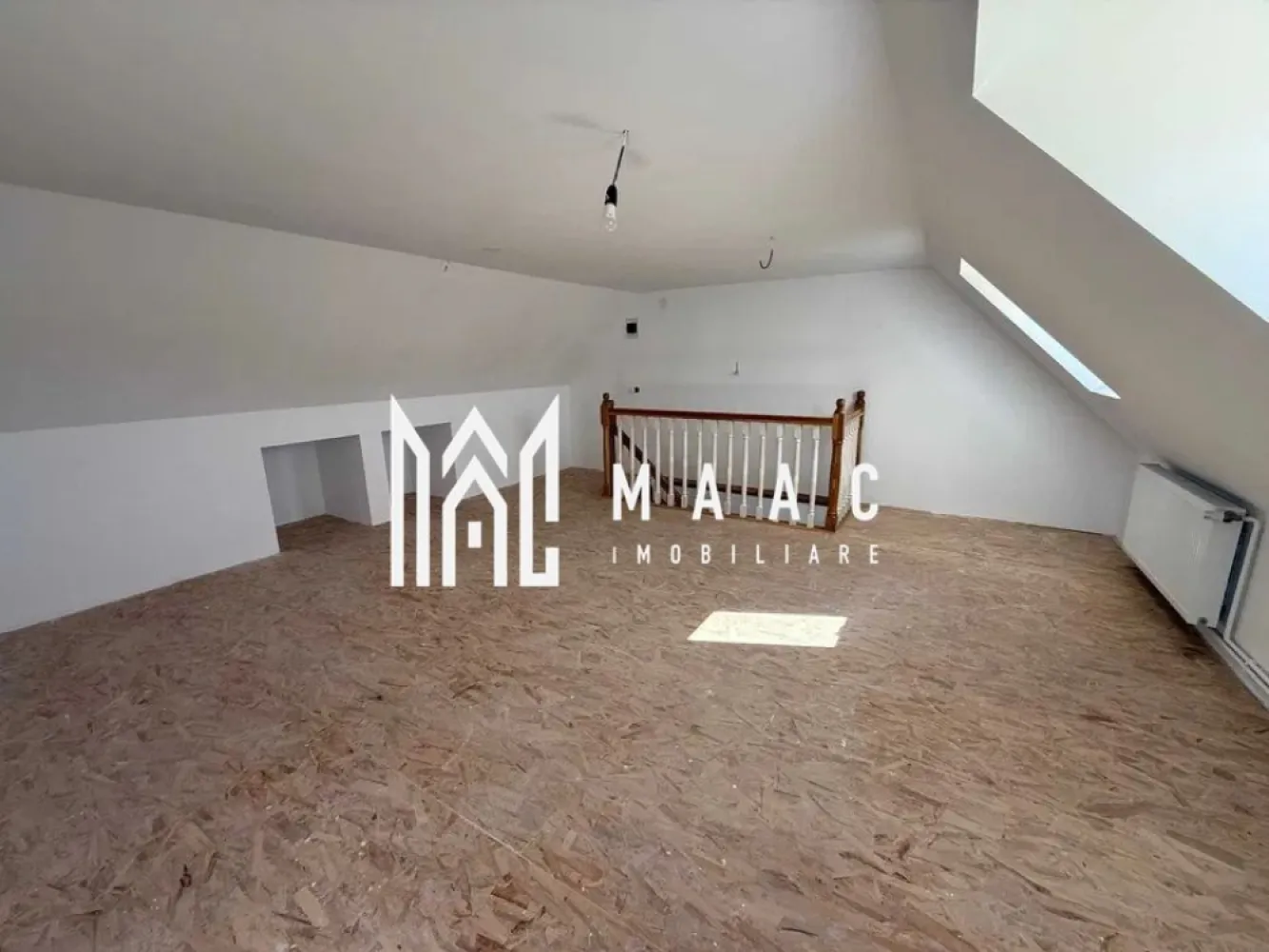 Casa Predare la Cheie | 3 camere | Curte 120 MP - MAAC Imobiliare vă propune spre vânzare o casă complet renovată, cu predare la cheie, situată în zona Calea Șurii Mici din Sibiu, o locație apreciată pentru accesibilitate și dezvoltarea rezidențială continuă. Proprietatea reprezintă alegerea ideală pentru cei care își doresc o locuință modernizată integral, pregătită pentru mutare imediată, cu spații bine organizate și curte proprie.

Casa dispune de o suprafață utilă de 102 mp, o curte privată de 120 mp și o cale de acces comună de 40 mp. Deschiderea proprietății este de 7 ml, oferind acces facil și o compartimentare eficientă a spațiilor interioare și exterioare.

Compartimentarea locuinței este realizată astfel:
-Parter – 70 mp, compus din hol și bucătărie cu suprafață de 17 mp, living spațios de 44 mp și baie de 7,5 mp
-Etaj – 32 mp, reprezentând zona de mansardă

Imobilul a fost renovat complet în anul 2024 și beneficiază de reabilitare integrală, cu accent pe confort, eficiență și calitatea finisajelor. Printre îmbunătățirile aduse se numără:
-Ferestre și ușă de intrare marca Kommerling
-Acoperiș complet nou, prevăzut cu ferestre de mansardă Roto
-Instalații electrice, termice și de apă complet noi
-Izolație exterioară realizată cu termosistem performant
-Tencuieli, glet, vopsea lavabilă și finisaje exterioare decorative
-Curte amenajată cu pavaj nou

Proprietatea oferă multiple facilități și avantaje pentru confortul viitorilor proprietari:
-Curte privată de 120 mp, cu posibilitatea amenajării unui spațiu verde
-Două locuri de parcare private, cu posibilitate de extindere
-Infrastructură pregătită pentru zonă de grill sau grătar, cu apă, electricitate și canalizare
-Iluminat perimetral pregătit pentru montarea corpurilor de iluminat

Datorită renovării complete, poziționării avantajoase și dotărilor moderne, această casă reprezintă o oportunitate excelentă pentru cei care caută o locuință confortabilă într-o zonă bine conectată din Sibiu.

Pentru mai multe detalii, vă rugăm să precizați telefonic că ați văzut anunțul cu CP2427097.
