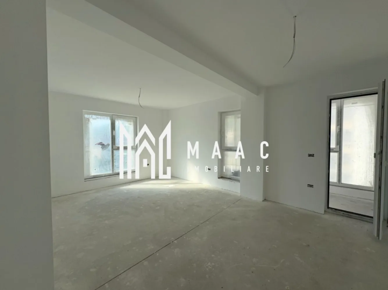 Apartament în bloc nou I 2 camere I Etajul 2 I Lift I Blaj - MAAC Imibiliare va propune spre vânzare un apartament modern și primitor, situat într-o zonă excelentă din Blaj, în imediata apropiere a fabricii Bosch, ideal atât pentru locuit, cât și pentru investiție.

Apartamentul este decomandat, amplasat la etajul 2 al unui imobil nou dotat cu lift, oferind confort, funcționalitate și o compartimentare foarte bine gândită. Este compus din living spațios, dormitor luminos, bucătărie separată și închisă, hol generos și balcon, obtional garaj subteran la pretul de 18000 eur

Locuința beneficiază de încălzire în pardoseală, centrală proprie Motan și se predă la alb, oferindu-ți libertatea de a-l amenaja exact după gustul și stilul dorit. În plus, locul de parcare este inclus, un avantaj important pentru confortul de zi cu zi.

Unul dintre punctele forte ale apartamentului este priveliștea superbă: panorama asupra orașului și vederea spre dealurile din împrejurimi creează o atmosferă liniștită și relaxantă, departe de agitație, dar aproape de toate punctele de interes.

Dacă îți dorești o locuință modernă, bine poziționată , acest apartament poate fi alegerea perfectă

Pentru mai multe detalii precizati ca ati vazut anuntul cu ID CP3071807