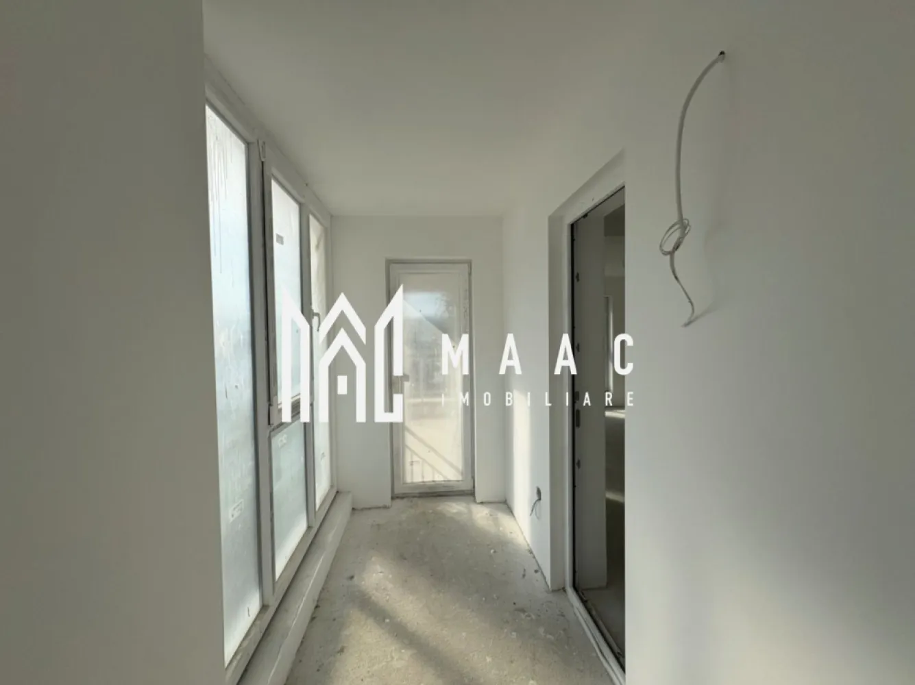 Apartament în bloc nou I 2 camere I Etajul 2 I Lift I Blaj - MAAC Imibiliare va propune spre vânzare un apartament modern și primitor, situat într-o zonă excelentă din Blaj, în imediata apropiere a fabricii Bosch, ideal atât pentru locuit, cât și pentru investiție.

Apartamentul este decomandat, amplasat la etajul 2 al unui imobil nou dotat cu lift, oferind confort, funcționalitate și o compartimentare foarte bine gândită. Este compus din living spațios, dormitor luminos, bucătărie separată și închisă, hol generos și balcon, obtional garaj subteran la pretul de 18000 eur

Locuința beneficiază de încălzire în pardoseală, centrală proprie Motan și se predă la alb, oferindu-ți libertatea de a-l amenaja exact după gustul și stilul dorit. În plus, locul de parcare este inclus, un avantaj important pentru confortul de zi cu zi.

Unul dintre punctele forte ale apartamentului este priveliștea superbă: panorama asupra orașului și vederea spre dealurile din împrejurimi creează o atmosferă liniștită și relaxantă, departe de agitație, dar aproape de toate punctele de interes.

Dacă îți dorești o locuință modernă, bine poziționată , acest apartament poate fi alegerea perfectă

Pentru mai multe detalii precizati ca ati vazut anuntul cu ID CP3071807