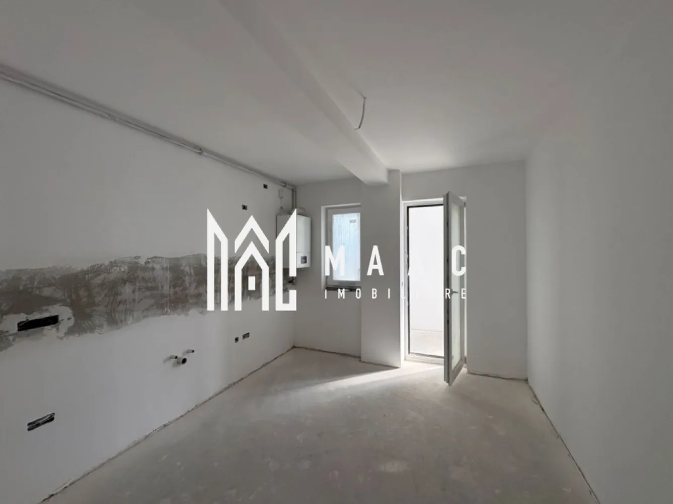Apartament în bloc nou I 2 camere I Etajul 2 I Lift I Blaj - MAAC Imibiliare va propune spre vânzare un apartament modern și primitor, situat într-o zonă excelentă din Blaj, în imediata apropiere a fabricii Bosch, ideal atât pentru locuit, cât și pentru investiție.

Apartamentul este decomandat, amplasat la etajul 2 al unui imobil nou dotat cu lift, oferind confort, funcționalitate și o compartimentare foarte bine gândită. Este compus din living spațios, dormitor luminos, bucătărie separată și închisă, hol generos și balcon, obtional garaj subteran la pretul de 18000 eur

Locuința beneficiază de încălzire în pardoseală, centrală proprie Motan și se predă la alb, oferindu-ți libertatea de a-l amenaja exact după gustul și stilul dorit. În plus, locul de parcare este inclus, un avantaj important pentru confortul de zi cu zi.

Unul dintre punctele forte ale apartamentului este priveliștea superbă: panorama asupra orașului și vederea spre dealurile din împrejurimi creează o atmosferă liniștită și relaxantă, departe de agitație, dar aproape de toate punctele de interes.

Dacă îți dorești o locuință modernă, bine poziționată , acest apartament poate fi alegerea perfectă

Pentru mai multe detalii precizati ca ati vazut anuntul cu ID CP3071807