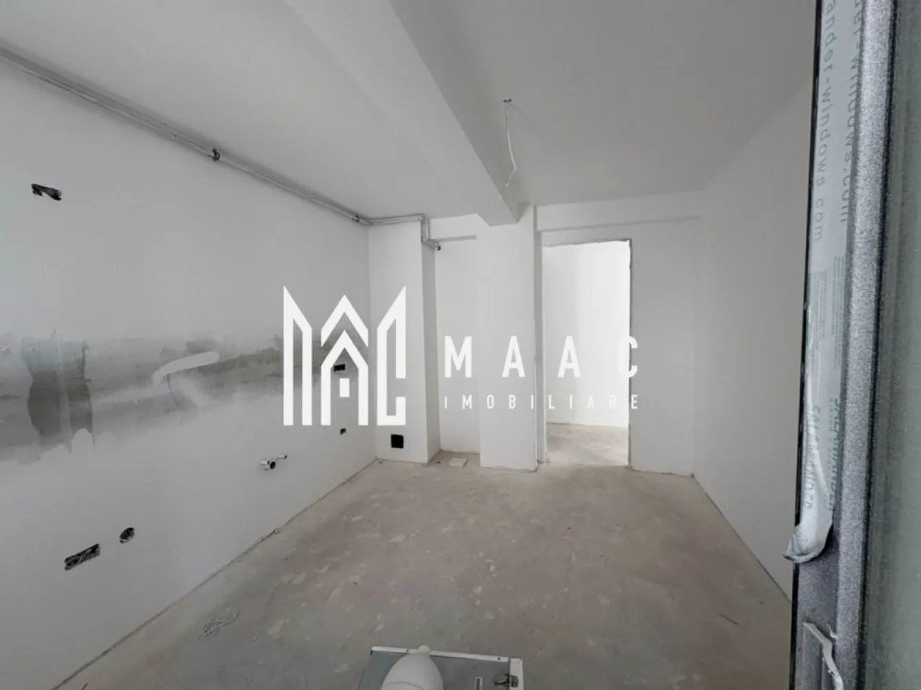 Apartament în bloc nou I 2 camere I Etajul 2 I Lift I Blaj - MAAC Imibiliare va propune spre vânzare un apartament modern și primitor, situat într-o zonă excelentă din Blaj, în imediata apropiere a fabricii Bosch, ideal atât pentru locuit, cât și pentru investiție.

Apartamentul este decomandat, amplasat la etajul 2 al unui imobil nou dotat cu lift, oferind confort, funcționalitate și o compartimentare foarte bine gândită. Este compus din living spațios, dormitor luminos, bucătărie separată și închisă, hol generos și balcon, obtional garaj subteran la pretul de 18000 eur

Locuința beneficiază de încălzire în pardoseală, centrală proprie Motan și se predă la alb, oferindu-ți libertatea de a-l amenaja exact după gustul și stilul dorit. În plus, locul de parcare este inclus, un avantaj important pentru confortul de zi cu zi.

Unul dintre punctele forte ale apartamentului este priveliștea superbă: panorama asupra orașului și vederea spre dealurile din împrejurimi creează o atmosferă liniștită și relaxantă, departe de agitație, dar aproape de toate punctele de interes.

Dacă îți dorești o locuință modernă, bine poziționată , acest apartament poate fi alegerea perfectă

Pentru mai multe detalii precizati ca ati vazut anuntul cu ID CP3071807