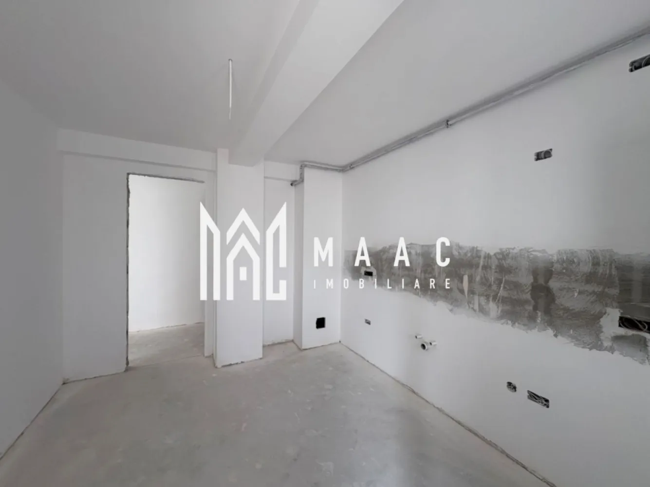 Apartament în bloc nou I 2 camere I Etajul 2 I Lift I Blaj - MAAC Imibiliare va propune spre vânzare un apartament modern și primitor, situat într-o zonă excelentă din Blaj, în imediata apropiere a fabricii Bosch, ideal atât pentru locuit, cât și pentru investiție.

Apartamentul este decomandat, amplasat la etajul 2 al unui imobil nou dotat cu lift, oferind confort, funcționalitate și o compartimentare foarte bine gândită. Este compus din living spațios, dormitor luminos, bucătărie separată și închisă, hol generos și balcon, obtional garaj subteran la pretul de 18000 eur

Locuința beneficiază de încălzire în pardoseală, centrală proprie Motan și se predă la alb, oferindu-ți libertatea de a-l amenaja exact după gustul și stilul dorit. În plus, locul de parcare este inclus, un avantaj important pentru confortul de zi cu zi.

Unul dintre punctele forte ale apartamentului este priveliștea superbă: panorama asupra orașului și vederea spre dealurile din împrejurimi creează o atmosferă liniștită și relaxantă, departe de agitație, dar aproape de toate punctele de interes.

Dacă îți dorești o locuință modernă, bine poziționată , acest apartament poate fi alegerea perfectă

Pentru mai multe detalii precizati ca ati vazut anuntul cu ID CP3071807