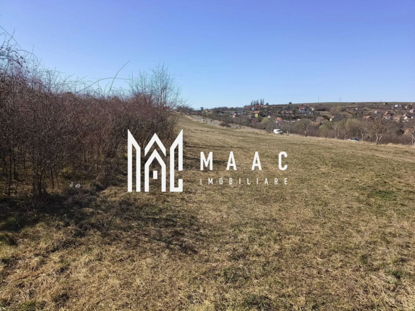 Teren | Intravilan | 400 MPU | Daia - MAAC Imobiliare vă propune spre vânzare un teren intravilan situat în Daia Nouă, Sibiu, într-o zonă în plină dezvoltare, ideal pentru construirea unei locuințe într-un cadru liniștit, cu aer curat, la doar 10–12 minute de oraș.

Proprietatea se remarcă prin poziționarea avantajoasă, topografia plană și accesul facil, fiind o alegere excelentă atât pentru construcția unei case de vacanță, cât și pentru o locuință permanentă.

Caracteristici teren:
-suprafață: 400 mp
-deschidere: 14 m la drum de acces
-adâncime: 28 m
-drum de acces cu lățime de 7 m
-teren drept, ușor de construit

Utilități și avantaje:
-curent electric disponibil
-apă și canalizare în proximitate
-zonă aerisită, cu priveliște deosebită
-regim de înălțime predominant de case/vile
-ideal pentru construcție rezidențială

Localizare:
-Daia Nouă, Sibiu – zonă liniștită, în dezvoltare, cu acces rapid către oraș

Pentru mai multe detalii sau pentru programarea unei vizionări, contactați-ne specificând codul de identificare al proprietății ID: CP3070540.