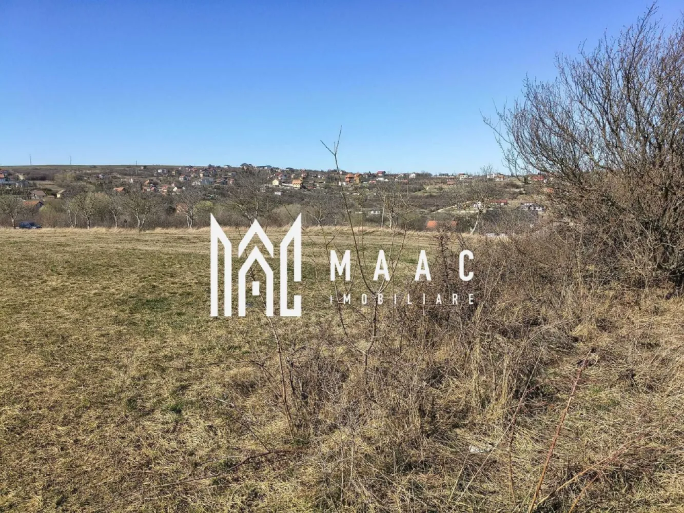 Teren | Intravilan | 400 MPU | Daia - MAAC Imobiliare vă propune spre vânzare un teren intravilan situat în Daia Nouă, Sibiu, într-o zonă în plină dezvoltare, ideal pentru construirea unei locuințe într-un cadru liniștit, cu aer curat, la doar 10–12 minute de oraș.

Proprietatea se remarcă prin poziționarea avantajoasă, topografia plană și accesul facil, fiind o alegere excelentă atât pentru construcția unei case de vacanță, cât și pentru o locuință permanentă.

Caracteristici teren:
-suprafață: 400 mp
-deschidere: 14 m la drum de acces
-adâncime: 28 m
-drum de acces cu lățime de 7 m
-teren drept, ușor de construit

Utilități și avantaje:
-curent electric disponibil
-apă și canalizare în proximitate
-zonă aerisită, cu priveliște deosebită
-regim de înălțime predominant de case/vile
-ideal pentru construcție rezidențială

Localizare:
-Daia Nouă, Sibiu – zonă liniștită, în dezvoltare, cu acces rapid către oraș

Pentru mai multe detalii sau pentru programarea unei vizionări, contactați-ne specificând codul de identificare al proprietății ID: CP3070540.