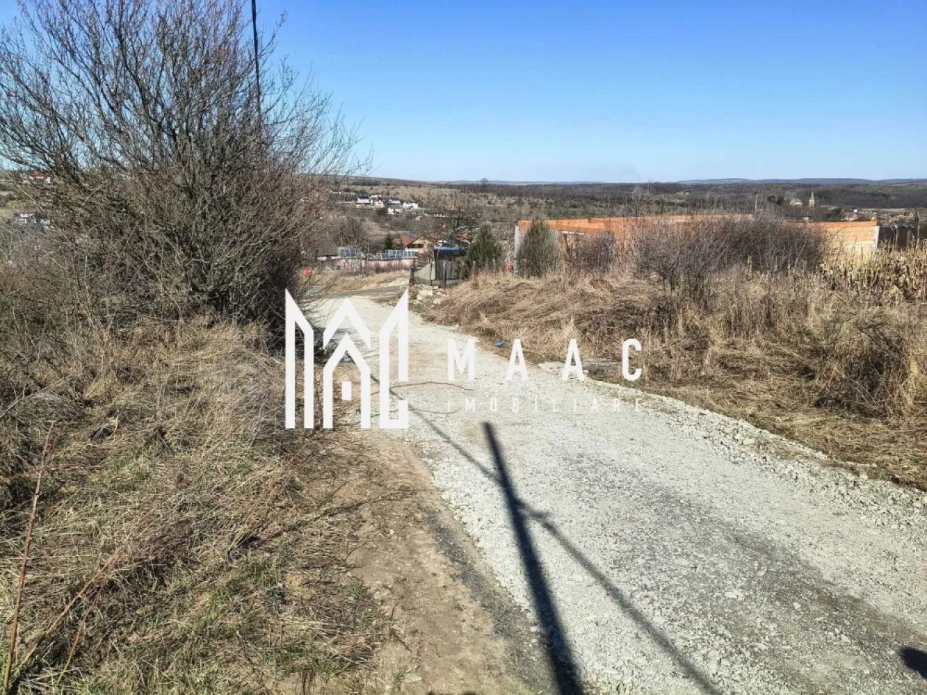 Teren | Intravilan | 400 MPU | Daia - MAAC Imobiliare vă propune spre vânzare un teren intravilan situat în Daia Nouă, Sibiu, într-o zonă în plină dezvoltare, ideal pentru construirea unei locuințe într-un cadru liniștit, cu aer curat, la doar 10–12 minute de oraș.

Proprietatea se remarcă prin poziționarea avantajoasă, topografia plană și accesul facil, fiind o alegere excelentă atât pentru construcția unei case de vacanță, cât și pentru o locuință permanentă.

Caracteristici teren:
-suprafață: 400 mp
-deschidere: 14 m la drum de acces
-adâncime: 28 m
-drum de acces cu lățime de 7 m
-teren drept, ușor de construit

Utilități și avantaje:
-curent electric disponibil
-apă și canalizare în proximitate
-zonă aerisită, cu priveliște deosebită
-regim de înălțime predominant de case/vile
-ideal pentru construcție rezidențială

Localizare:
-Daia Nouă, Sibiu – zonă liniștită, în dezvoltare, cu acces rapid către oraș

Pentru mai multe detalii sau pentru programarea unei vizionări, contactați-ne specificând codul de identificare al proprietății ID: CP3070540.