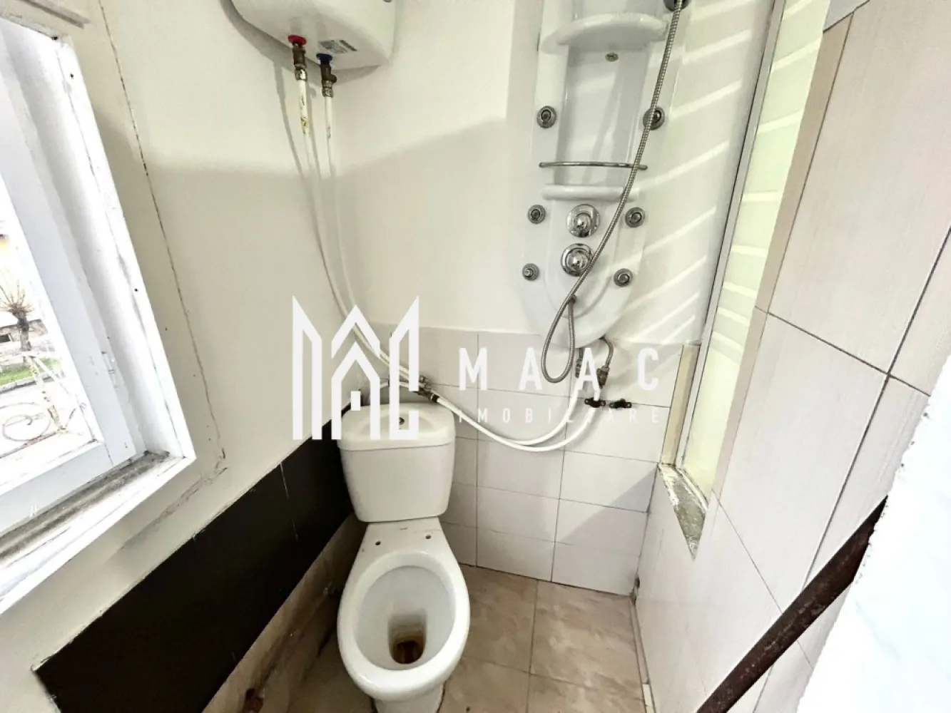 Garsonieră 12 MP | Etaj 1 | Cisnădie | Ideală pentru Investiție - MAAC Imobiliare vă prezintă spre vânzare o garsonieră compactă de 12 mp, situată în Cisnădie, într-o zonă liniștită de case, ideală pentru cei care doresc un spațiu accesibil și ușor de întreținut.

Caracteristici principale:
Suprafață: 12 mp
Localizare: Zonă de case, ferită de agitație, în apropiere de puncte de interes din Cisnădie
Etaj: 1 din 4 
Stare: Nemobilată – oferă posibilitatea de amenajare după propriul gust
Baie proprie în incintă
Încălzire: pe calorifer electric

Avantaje:
Costuri de întreținere foarte reduse
Potrivită ca locuință personală, garsonieră pentru studenți sau investiție pentru închiriere
Zonă liniștită, cu acces facil către magazine, transport și alte facilități
Garsoniera reprezintă o opțiune excelentă pentru cei care caută un spațiu mic, practic și eficient, cu posibilitatea de a-l transforma într-un loc modern și confortabil.

Pentru mai multe detalii sau pentru a programa o vizionare, te rugăm să ne contactezi, specificând ID: CP2822421