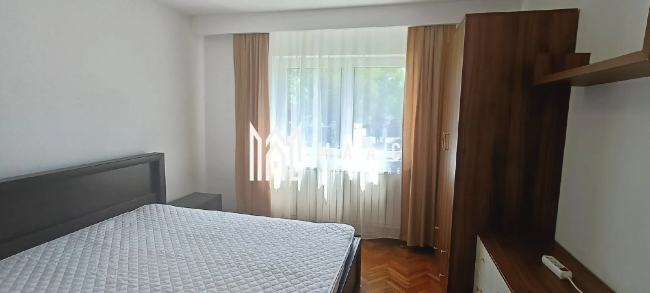 Apartament 3 camere | 74 MPU | 2 băi | Vasile Aaron - MAAC Imobiliare vă propune spre închiriere un apartament decomandat cu 3 camere, situat în zona Vasile Aaron, într-un imobil cu regim de înălțime de 4 etaje. 

Locuința este poziționată la parter, având o suprafață utilă de 74 mp și o orientare Sud-Vest, ceea ce îi conferă luminozitate pe tot parcursul zilei.

Apartamentul este renovat, mobilat complet și utilat cu electrocasnice: inclusiv mașină de spălat vase, fiind pregătit pentru o mutare imediată. 

Este compartimentat astfel:
decomandat

două dormitoare

o bucătărie deschisă

2 băi (din care una de serviciu)

De asemenea, locuința dispune de centrală proprie, geamuri termopan și o ușă de intrare din lemn cu protecție pentru antifonare.

Puncte forte:
suprafață generoasă de 74 mp utili

orientare ideală Sud-Vest

acces la uscătorie 

spații verzi în proximitate pentru plimbări și relaxare

locație strategică lângă Piața Vasile Aaron, stații de autobuz și numeroase magazine

ușă de intrare din lemn cu izolare fonică suplimentară

Condiții închiriere:
Închiriere pe termen lung 

Se percepe o garanție în cuantumul unei chirii lunare

Pentru vizionări sau mai multe detalii contactați-ne și specificați codul de identificare al proprietății ID: CP3070060.