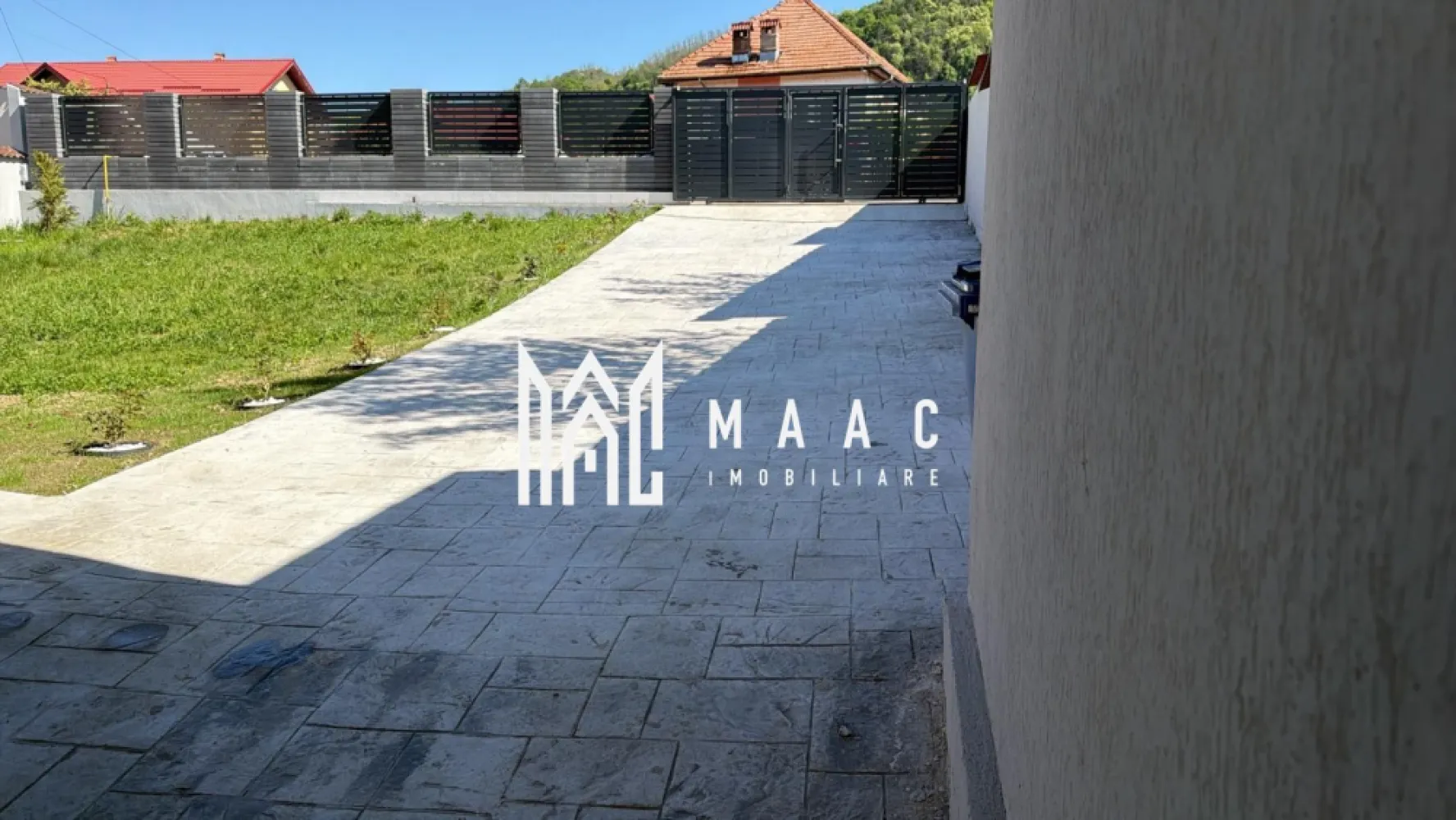 CASA VLADESTI+TEREN | 1300 MP | - MAAC Imobiliare vă propune spre vânzare o casă nouă situată în Vlădești, construită cu atenție la detalii și finisaje moderne de înaltă calitate, potrivită pentru cei care caută confort, spațiu generos și o proprietate amplasată într-o zonă liniștită. Proprietatea impresionează prin suprafața construită de 400 mp și terenul de 1300 mp, oferind multiple posibilități de amenajare și utilizare.

Casa beneficiază de o compartimentare practică și spații ample, ideale atât pentru locuire permanentă, cât și pentru o familie care își dorește un ambient modern și funcțional. Finisajele moderne de înaltă calitate contribuie la un aspect elegant și contemporan al întregii proprietăți.

Caracteristicile proprietății includ:
-casă nouă
-suprafață construită de 400 mp
-teren de 1300 mp
-finisaje moderne de înaltă calitate
-racordare la gaz
-racordare la curent

Amplasarea în Vlădești oferă acces facil către punctele de interes din zonă, păstrând în același timp avantajele unei locații liniștite și aerisite. Suprafața generoasă a terenului permite amenajarea unei grădini, a unei zone de relaxare sau a altor spații exterioare adaptate nevoilor viitorilor proprietari.

Pentru a programa o vizionare sau pentru mai multe detalii, vă rugăm să menționați codul CP3068040 la telefon.