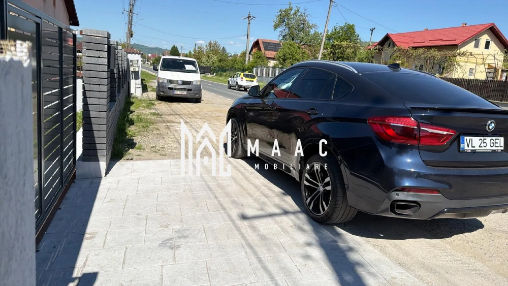 CASA VLADESTI+TEREN | 1300 MP | - MAAC Imobiliare vă propune spre vânzare o casă nouă situată în Vlădești, construită cu atenție la detalii și finisaje moderne de înaltă calitate, potrivită pentru cei care caută confort, spațiu generos și o proprietate amplasată într-o zonă liniștită. Proprietatea impresionează prin suprafața construită de 400 mp și terenul de 1300 mp, oferind multiple posibilități de amenajare și utilizare.

Casa beneficiază de o compartimentare practică și spații ample, ideale atât pentru locuire permanentă, cât și pentru o familie care își dorește un ambient modern și funcțional. Finisajele moderne de înaltă calitate contribuie la un aspect elegant și contemporan al întregii proprietăți.

Caracteristicile proprietății includ:
-casă nouă
-suprafață construită de 400 mp
-teren de 1300 mp
-finisaje moderne de înaltă calitate
-racordare la gaz
-racordare la curent

Amplasarea în Vlădești oferă acces facil către punctele de interes din zonă, păstrând în același timp avantajele unei locații liniștite și aerisite. Suprafața generoasă a terenului permite amenajarea unei grădini, a unei zone de relaxare sau a altor spații exterioare adaptate nevoilor viitorilor proprietari.

Pentru a programa o vizionare sau pentru mai multe detalii, vă rugăm să menționați codul CP3068040 la telefon.