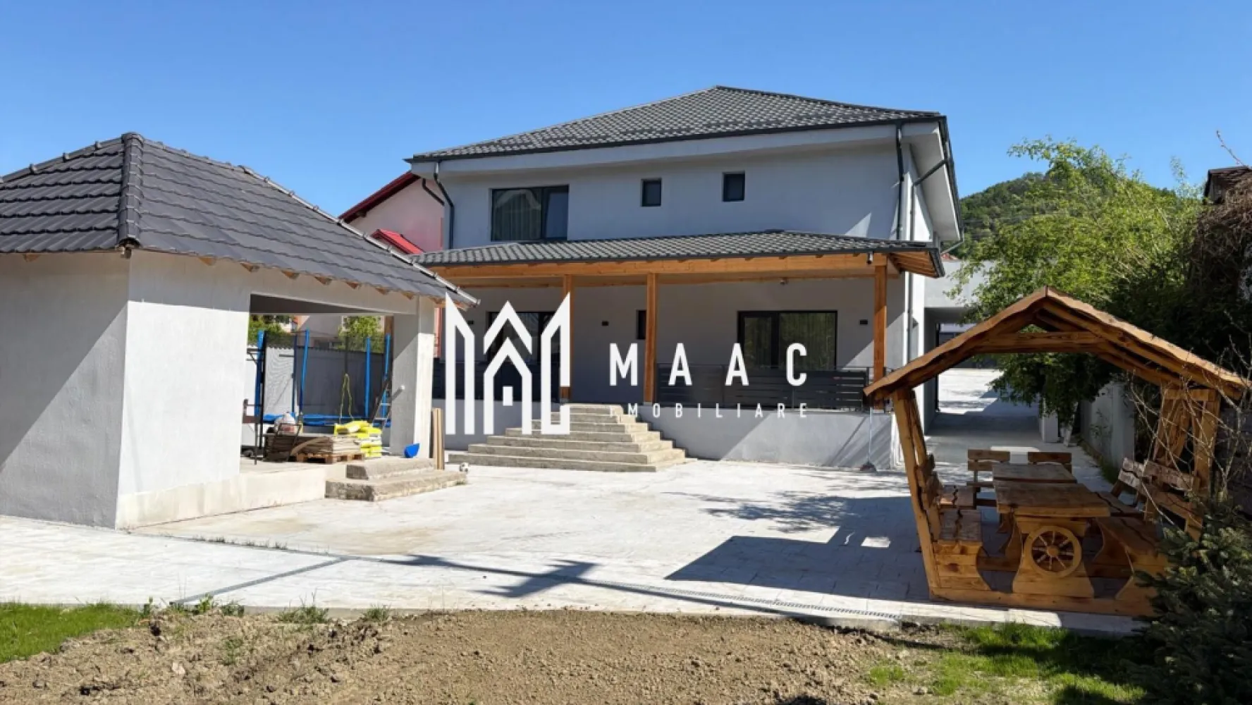CASA VLADESTI+TEREN | 1300 MP | - MAAC Imobiliare vă propune spre vânzare o casă nouă situată în Vlădești, construită cu atenție la detalii și finisaje moderne de înaltă calitate, potrivită pentru cei care caută confort, spațiu generos și o proprietate amplasată într-o zonă liniștită. Proprietatea impresionează prin suprafața construită de 400 mp și terenul de 1300 mp, oferind multiple posibilități de amenajare și utilizare.

Casa beneficiază de o compartimentare practică și spații ample, ideale atât pentru locuire permanentă, cât și pentru o familie care își dorește un ambient modern și funcțional. Finisajele moderne de înaltă calitate contribuie la un aspect elegant și contemporan al întregii proprietăți.

Caracteristicile proprietății includ:
-casă nouă
-suprafață construită de 400 mp
-teren de 1300 mp
-finisaje moderne de înaltă calitate
-racordare la gaz
-racordare la curent

Amplasarea în Vlădești oferă acces facil către punctele de interes din zonă, păstrând în același timp avantajele unei locații liniștite și aerisite. Suprafața generoasă a terenului permite amenajarea unei grădini, a unei zone de relaxare sau a altor spații exterioare adaptate nevoilor viitorilor proprietari.

Pentru a programa o vizionare sau pentru mai multe detalii, vă rugăm să menționați codul CP3068040 la telefon.