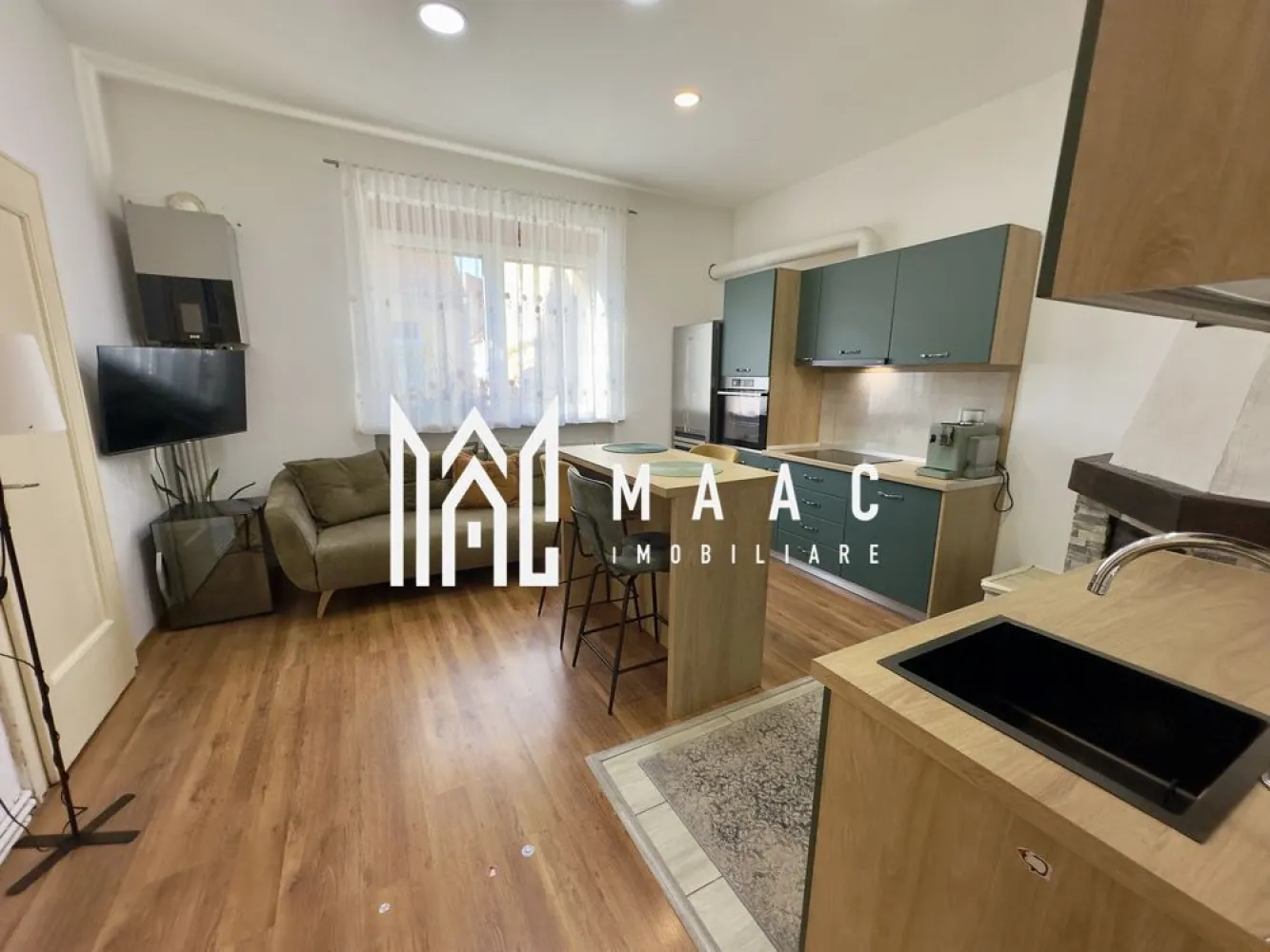 Apartament spațios la casă | renovat complet | cu curte comuna - MAAC Imobiliare vă propune spre vânzare un apartament la casă cu terasă, curte, pivniță și pod mansardabil | Zona Lupeni

Vă prezentăm un apartament la casă, spațios și luminos, situat în zona Lupeni, ideal atât pentru locuit, cât și pentru investiție. Proprietatea îmbină farmecul unei case cu avantajele unui apartament, oferind intimitate, spații generoase și multiple posibilități de amenajare.

Suprafața utilă este de 76 mp, la care se adaugă:
pivniță de aproximativ 30 mp
pod mansardabil, cu certificat de urbanism emis
terasă și curte proprie
Compartimentare:
hol generos
baie
bucătărie cu cămară
2 camere spațioase și luminoase
acces direct din a doua cameră către terasă și curte

Apartamentul a fost renovat în 2023, fiind realizate îmbunătățiri importante:
instalație electrică complet schimbată
centrală termică nouă
bucătărie realizată la comandă, complet mobilată și utilată
finisaje moderne și atent alese
Se predă parțial mobilat și utilat.

Avantaje care fac diferența:
la doar 10 minute de mers pe jos de Piața Mare
5 minute de Promenada Mall
școli, grădinițe, parc și magazine în imediata apropiere
terasă și curte – perfecte pentru relaxare, grătar sau timp petrecut cu familia
pivniță încăpătoare, ideală pentru depozitare
pod mansardabil cu potențial excelent de extindere
dressing mare în dormitor
șemineu pe lemne, care oferă un plus de confort și atmosferă
zonă liniștită, cu acces rapid către centrul orașului
locuință luminoasă, bine compartimentată și pregătită pentru mutare

Proprietatea este ideală pentru cei care își doresc liniștea unei case, fără să renunțe la avantajele unei locații apropiate de centru.

Pentru detalii suplimentare, consultanță sau programarea unei vizionări, va rugăm să ne contactati specificand ID: CP3070284
