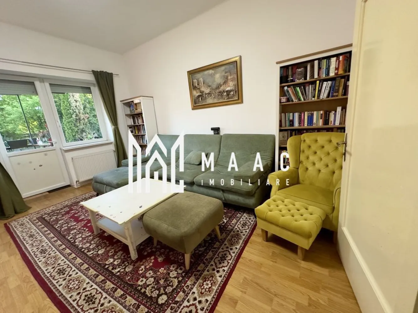 Apartament spațios la casă | renovat complet | cu curte comuna - MAAC Imobiliare vă propune spre vânzare un apartament la casă cu terasă, curte, pivniță și pod mansardabil | Zona Lupeni

Vă prezentăm un apartament la casă, spațios și luminos, situat în zona Lupeni, ideal atât pentru locuit, cât și pentru investiție. Proprietatea îmbină farmecul unei case cu avantajele unui apartament, oferind intimitate, spații generoase și multiple posibilități de amenajare.

Suprafața utilă este de 76 mp, la care se adaugă:
pivniță de aproximativ 30 mp
pod mansardabil, cu certificat de urbanism emis
terasă și curte proprie
Compartimentare:
hol generos
baie
bucătărie cu cămară
2 camere spațioase și luminoase
acces direct din a doua cameră către terasă și curte

Apartamentul a fost renovat în 2023, fiind realizate îmbunătățiri importante:
instalație electrică complet schimbată
centrală termică nouă
bucătărie realizată la comandă, complet mobilată și utilată
finisaje moderne și atent alese
Se predă parțial mobilat și utilat.

Avantaje care fac diferența:
la doar 10 minute de mers pe jos de Piața Mare
5 minute de Promenada Mall
școli, grădinițe, parc și magazine în imediata apropiere
terasă și curte – perfecte pentru relaxare, grătar sau timp petrecut cu familia
pivniță încăpătoare, ideală pentru depozitare
pod mansardabil cu potențial excelent de extindere
dressing mare în dormitor
șemineu pe lemne, care oferă un plus de confort și atmosferă
zonă liniștită, cu acces rapid către centrul orașului
locuință luminoasă, bine compartimentată și pregătită pentru mutare

Proprietatea este ideală pentru cei care își doresc liniștea unei case, fără să renunțe la avantajele unei locații apropiate de centru.

Pentru detalii suplimentare, consultanță sau programarea unei vizionări, va rugăm să ne contactati specificand ID: CP3070284