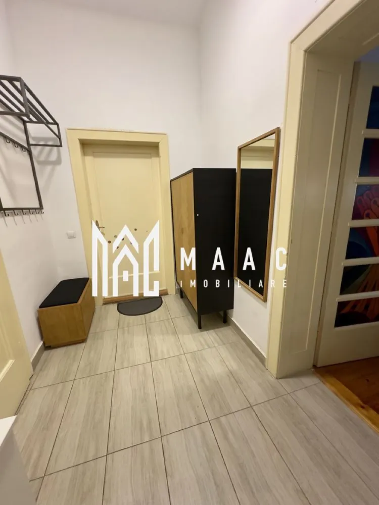 Apartament spațios la casă | renovat complet | cu curte comuna - MAAC Imobiliare vă propune spre vânzare un apartament la casă cu terasă, curte, pivniță și pod mansardabil | Zona Lupeni

Vă prezentăm un apartament la casă, spațios și luminos, situat în zona Lupeni, ideal atât pentru locuit, cât și pentru investiție. Proprietatea îmbină farmecul unei case cu avantajele unui apartament, oferind intimitate, spații generoase și multiple posibilități de amenajare.

Suprafața utilă este de 76 mp, la care se adaugă:
pivniță de aproximativ 30 mp
pod mansardabil, cu certificat de urbanism emis
terasă și curte proprie
Compartimentare:
hol generos
baie
bucătărie cu cămară
2 camere spațioase și luminoase
acces direct din a doua cameră către terasă și curte

Apartamentul a fost renovat în 2023, fiind realizate îmbunătățiri importante:
instalație electrică complet schimbată
centrală termică nouă
bucătărie realizată la comandă, complet mobilată și utilată
finisaje moderne și atent alese
Se predă parțial mobilat și utilat.

Avantaje care fac diferența:
la doar 10 minute de mers pe jos de Piața Mare
5 minute de Promenada Mall
școli, grădinițe, parc și magazine în imediata apropiere
terasă și curte – perfecte pentru relaxare, grătar sau timp petrecut cu familia
pivniță încăpătoare, ideală pentru depozitare
pod mansardabil cu potențial excelent de extindere
dressing mare în dormitor
șemineu pe lemne, care oferă un plus de confort și atmosferă
zonă liniștită, cu acces rapid către centrul orașului
locuință luminoasă, bine compartimentată și pregătită pentru mutare

Proprietatea este ideală pentru cei care își doresc liniștea unei case, fără să renunțe la avantajele unei locații apropiate de centru.

Pentru detalii suplimentare, consultanță sau programarea unei vizionări, va rugăm să ne contactati specificand ID: CP3070284