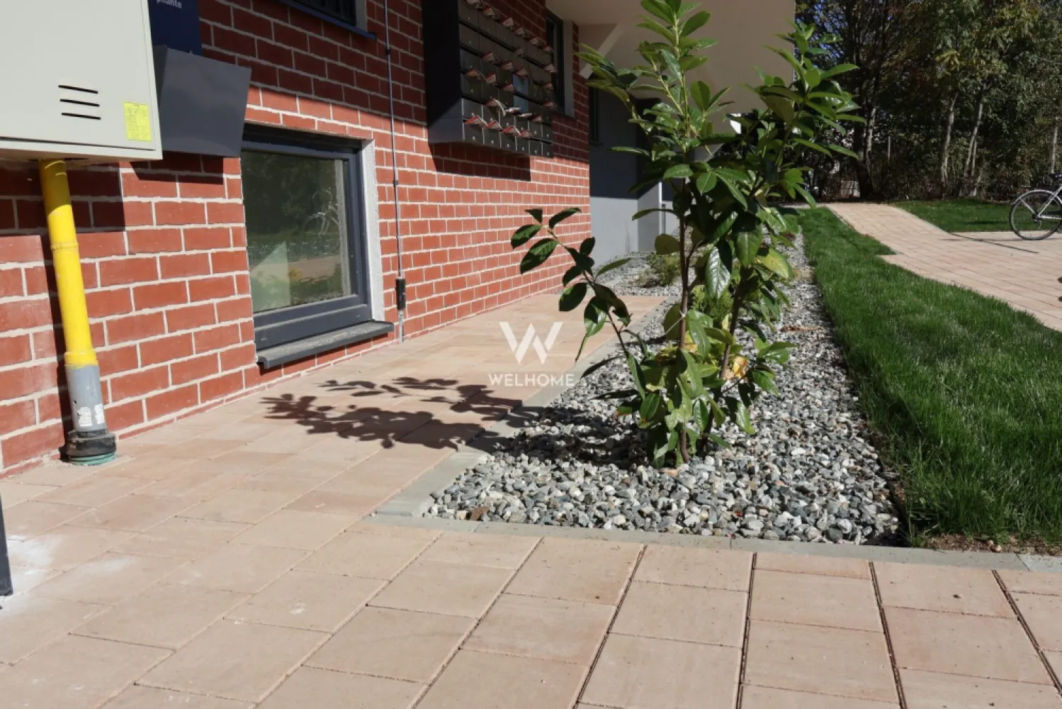 Apartament 3 camere si terasa - Turnisor, Sibiu - Apartament Premium potrivit oricarei generatii, 3 camere, calitate si confort - Turnisor, Sibiu
Ansamblu residential privat, compus din 7 blocuri a cate 35 apartamente. 
Distanta relativ scurta pana la Aeroport, Metro, Autostrada, statii de autobus, farmacii, scoli si gradinite.

Situat la etajul 3 intermediar, imobil cu lift in bloc cu regim D+P+3E+ER
Suprafata: 66 mp utili + terasa de 22 mp
Apartamentul se va preda la stadiu de ALB in 2025

Avantaje de a fi Proprietar al acestui apartament:
 - dotari Smart, suprafete vitrate ample, centrala in condensatie, incalzire in pardoseala cu sistem inteligent de control, termostate pe fiecare camera, prize si intrerupatoare, usa metalica la intrare, geamuri termopan 3 foi de sticla cu jaluzele electrice si plase pentru insecte, pereți finisați cu vopsea albă, etc
- bloc cu parcari subterane cat si supraterane si boxa depozitare, lift de ultima generatie
- spatii verzi, zone de agrement, zona sport, parcari vizitatori, buncar, videointerfon, zona BBQ, loc de joaca pentru copii, 
- spatiile comune, casa scarii cat si balcoanele vor fi predate la cheie.

Locuinte perfecte - For Better Living!

Pret vanzare: 125.900 Euro + TVA 

- Locul de parcare se achizitioneaza contra-cost

Tel: 0756.033.943