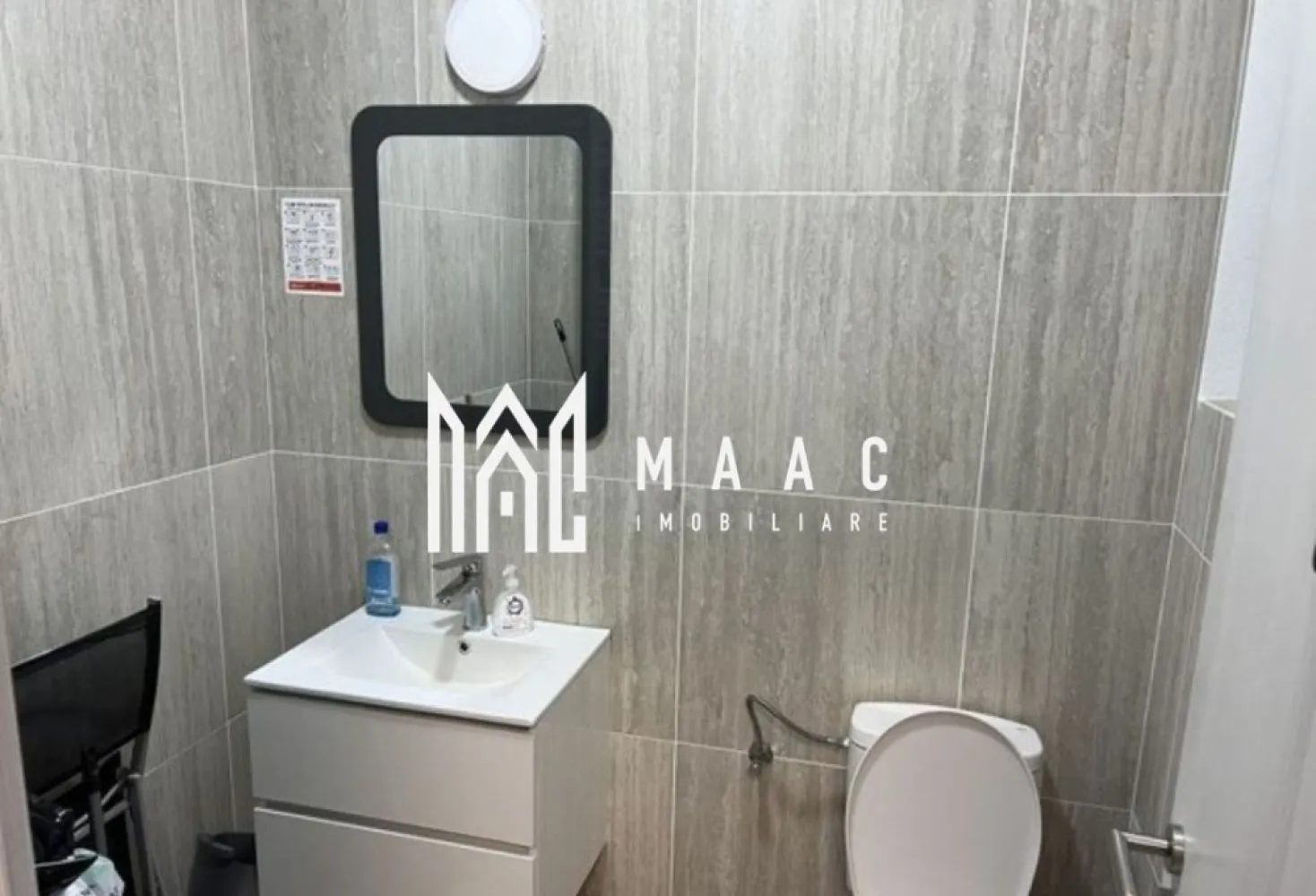 Spatiu Comercial | Open-space | 4 locuri de parcare | 93MPU | Arhitectilor - MAAC Imobiliare vă oferă oportunitatea de a achiziționa un spațiu comercial modern, situat într-o zonă cu trafic intens și vizibilitate excelentă, ideal pentru diverse activități comerciale sau birouri. Acest spațiu beneficiază de o amplasare strategică, într-un cartier în plină dezvoltare, cu o densitate ridicată de locuitori.

Caracteristici principale:
🏢 Suprafață construită: 110 mp
📐 Suprafață utilă: 93 mp, compartimentare eficientă – open space, birou și grup sanitar
🚪 Acces dublu: intrare principală + acces secundar pentru aprovizionare
🚗 Parcare inclusă: 4 locuri de parcare private
⚡ Utilități & dotări: curent trifazat, sistem de supraveghere video TVCI, sistem de alarmă

Puncte forte:
✔ Poziționare premium – parter de vilă P+2, cu acces rapid și expunere maximă
✔ Vizibilitate ridicată într-o zonă cu trafic auto și pietonal intens
✔ Potrivit pentru multiple activități – ideal pentru showroom, cabinet medical, birouri, retail sau servicii
✔ Investiție avantajoasă într-un cartier aflat în plină dezvoltare

Dacă sunteți în căutarea unui spațiu comercial versatil, care să ofere vizibilitate, accesibilitate și funcționalitate, această proprietate reprezintă o oportunitate excelentă.

📞 Pentru informații suplimentare și programarea unei vizionări, contactați MAAC Imobiliare, menționând ID-ul anunțului: CP2388804.