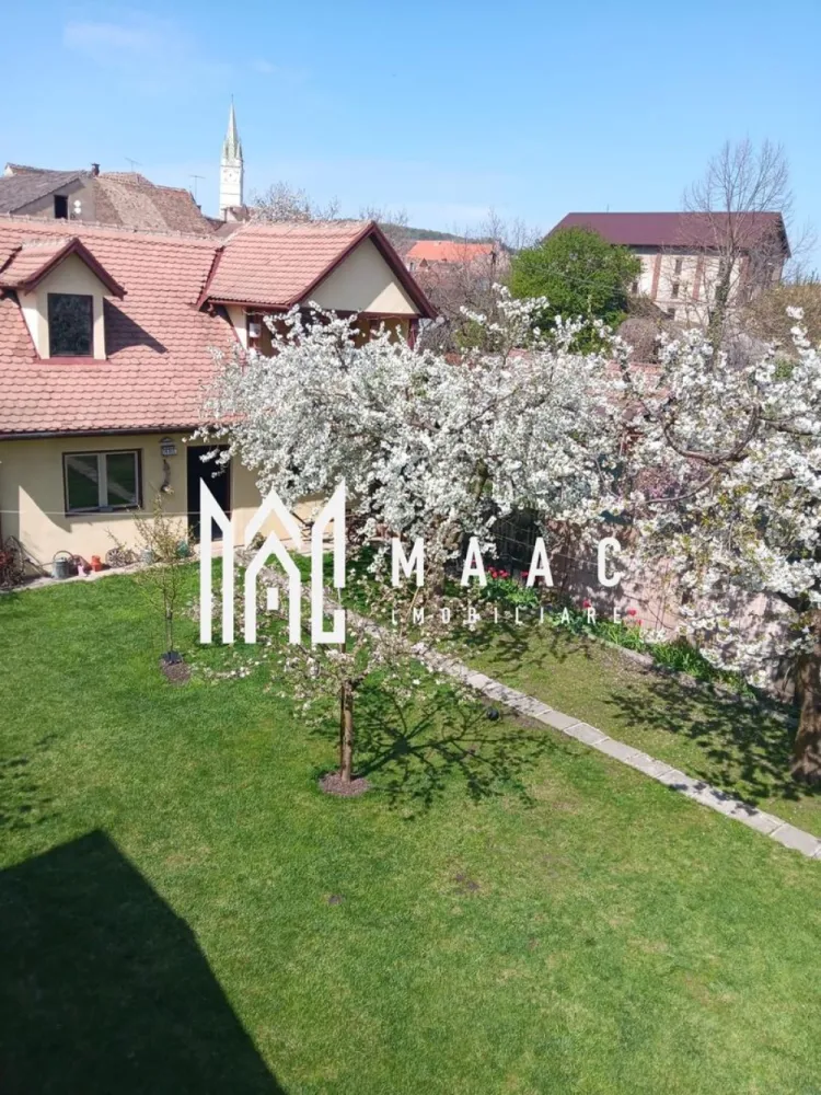 2 CASE DE VANZARE I MEDIAS I CENTRAL - Maac Imobiliare oferă spre vânzare, 2 case intr-o singură locație situată în centrul Mediașului, proprietăți deosebite.
Detaliile primei case:
- 5 camere luminoase si bine proporționate 
- bucătărie separată 
- 2 băi 
- hol
- balcon
- pivniță 
- curte cu filigorie, bucatarie de vara si zonă de grill
- suprafața utilă casă, parter, etaj si anexe= 140 mp
- total suprafață teren casă si garaj = 404 mp
- anul constructie: 1917 parterul, etajul a fost construit 1997

Finisaje:
* parter: uși de intrare și parchet din stejar natur, casa scării din stejar masiv
* etaj: uși și hol din stejar, camere cu dușumea din brad
* pod mansardabil (3 camere, aproximativ 45 mp, baie, holuri dressing. Este izolat cu vata minerala, posibilitate usoara de racordare la apa si canalizare, inaltimea la tavan 2,40 m.

In curte: fântână cu hidrofor

Proprietatea oferă un potențial excelent de amenajare și personalizare, păstrând în același timp avantajul unei locații centrale, cu acces rapid către punctele de interes: scoli, magazine, institutii...

Locuința este potrivită atât pentru familie, cât și pentru amenajare în regim mixt locuință si birou, cabinete sau alte activitati comerciale

Detaliile casei noi:
- 3 camere
- 1 birou
- 1 bucătărie 
- 2 holuri
- 2 băi 
- 1 dressing
- 1 balcon
- 1 pivniță 
- suprafata teren= 256 mp
- suprafața construită 74 mp
- anul construcției este 2018

Imobilele se vând împreună, dar se oferă și varianta separat, ele având extrase CF/ racordurile/ contorizările la utilități separate.

Variante:

- schimbul cu o casă cu 2-3 camere, stare tehnică bună, garaj sau acces auto, în zona centrală/semicentrală a Mediașului, cu plată diferență valorică.

- vânzare casă nouă la pretul de 130000 euro, negociabil și la solicitare și poate închiria sau cumpăra o boxă separată a garajului.

 

Pentru mai multe detalii sau programarea unei vizionari, anuntati telefonic CP3062289