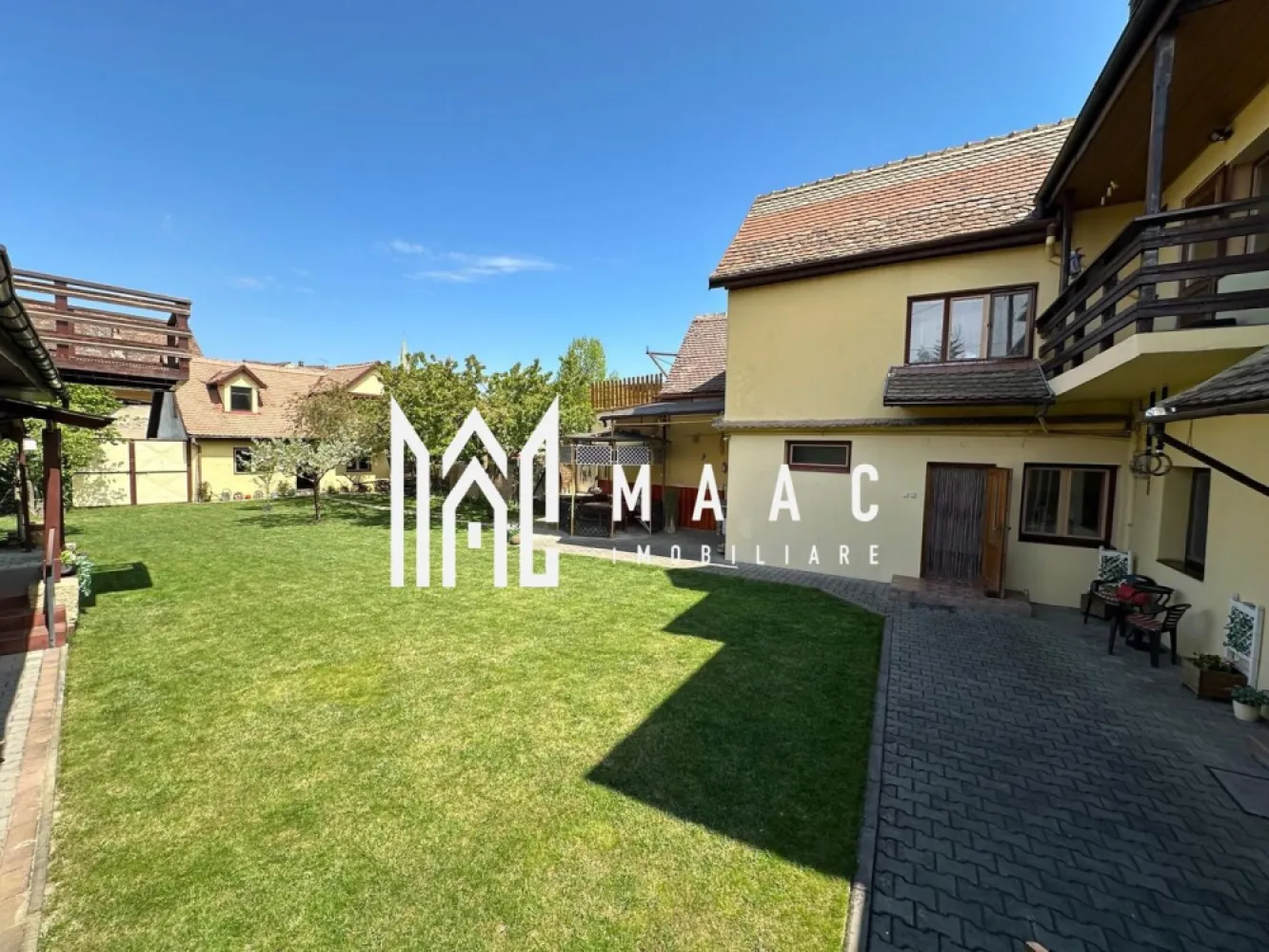 2 CASE DE VANZARE I MEDIAS I CENTRAL - Maac Imobiliare oferă spre vânzare, 2 case intr-o singură locație situată în centrul Mediașului, proprietăți deosebite.
Detaliile primei case:
- 5 camere luminoase si bine proporționate 
- bucătărie separată 
- 2 băi 
- hol
- balcon
- pivniță 
- curte cu filigorie, bucatarie de vara si zonă de grill
- suprafața utilă casă, parter, etaj si anexe= 140 mp
- total suprafață teren casă si garaj = 404 mp
- anul constructie: 1917 parterul, etajul a fost construit 1997

Finisaje:
* parter: uși de intrare și parchet din stejar natur, casa scării din stejar masiv
* etaj: uși și hol din stejar, camere cu dușumea din brad
* pod mansardabil (3 camere, aproximativ 45 mp, baie, holuri dressing. Este izolat cu vata minerala, posibilitate usoara de racordare la apa si canalizare, inaltimea la tavan 2,40 m.

In curte: fântână cu hidrofor

Proprietatea oferă un potențial excelent de amenajare și personalizare, păstrând în același timp avantajul unei locații centrale, cu acces rapid către punctele de interes: scoli, magazine, institutii...

Locuința este potrivită atât pentru familie, cât și pentru amenajare în regim mixt locuință si birou, cabinete sau alte activitati comerciale

Detaliile casei noi:
- 3 camere
- 1 birou
- 1 bucătărie 
- 2 holuri
- 2 băi 
- 1 dressing
- 1 balcon
- 1 pivniță 
- suprafata teren= 256 mp
- suprafața construită 74 mp
- anul construcției este 2018

Imobilele se vând împreună, dar se oferă și varianta separat, ele având extrase CF/ racordurile/ contorizările la utilități separate.

Variante:

- schimbul cu o casă cu 2-3 camere, stare tehnică bună, garaj sau acces auto, în zona centrală/semicentrală a Mediașului, cu plată diferență valorică.

- vânzare casă nouă la pretul de 130000 euro, negociabil și la solicitare și poate închiria sau cumpăra o boxă separată a garajului.

 

Pentru mai multe detalii sau programarea unei vizionari, anuntati telefonic CP3062289