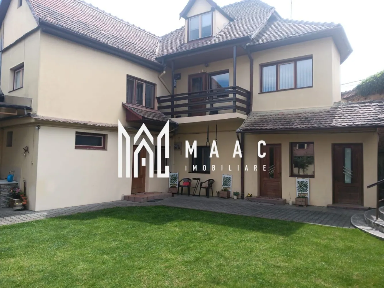 2 CASE DE VANZARE I MEDIAS I CENTRAL - Maac Imobiliare oferă spre vânzare, 2 case intr-o singură locație situată în centrul Mediașului, proprietăți deosebite.
Detaliile primei case:
- 5 camere luminoase si bine proporționate 
- bucătărie separată 
- 2 băi 
- hol
- balcon
- pivniță 
- curte cu filigorie, bucatarie de vara si zonă de grill
- suprafața utilă casă, parter, etaj si anexe= 140 mp
- total suprafață teren casă si garaj = 404 mp
- anul constructie: 1917 parterul, etajul a fost construit 1997

Finisaje:
* parter: uși de intrare și parchet din stejar natur, casa scării din stejar masiv
* etaj: uși și hol din stejar, camere cu dușumea din brad
* pod mansardabil (3 camere, aproximativ 45 mp, baie, holuri dressing. Este izolat cu vata minerala, posibilitate usoara de racordare la apa si canalizare, inaltimea la tavan 2,40 m.

In curte: fântână cu hidrofor

Proprietatea oferă un potențial excelent de amenajare și personalizare, păstrând în același timp avantajul unei locații centrale, cu acces rapid către punctele de interes: scoli, magazine, institutii...

Locuința este potrivită atât pentru familie, cât și pentru amenajare în regim mixt locuință si birou, cabinete sau alte activitati comerciale

Detaliile casei noi:
- 3 camere
- 1 birou
- 1 bucătărie 
- 2 holuri
- 2 băi 
- 1 dressing
- 1 balcon
- 1 pivniță 
- suprafata teren= 256 mp
- suprafața construită 74 mp
- anul construcției este 2018

Imobilele se vând împreună, dar se oferă și varianta separat, ele având extrase CF/ racordurile/ contorizările la utilități separate.

Variante:

- schimbul cu o casă cu 2-3 camere, stare tehnică bună, garaj sau acces auto, în zona centrală/semicentrală a Mediașului, cu plată diferență valorică.

- vânzare casă nouă la pretul de 130000 euro, negociabil și la solicitare și poate închiria sau cumpăra o boxă separată a garajului.

 

Pentru mai multe detalii sau programarea unei vizionari, anuntati telefonic CP3062289