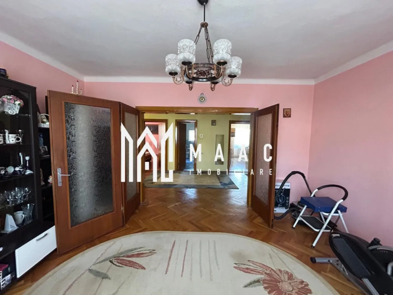 Apartament La Vila I 3 Camere I Etaj 1 I Garaj I Strand - Vă prezentăm o proprietate rară pe piața imobiliară din Sibiu – un apartament elegant și generos, situat la etajul 1 al unei vile din exclusivista zonă Moldovei – Ștrand, una dintre cele mai apreciate locații rezidențiale ale orașului.

Cu o suprafață utilă de 105 mp, această locuință oferă mai mult decât un simplu apartament: oferă intimitatea și confortul unei case, într-un imobil restrâns, cu doar doi proprietari.

Compartimentare:
Living generos și luminos
2 dormitoare decomandate
Bucătărie separată
Baie spațioasă cu geam pentru aerisire naturală
Holuri ample și spații eficient organizate
Elementele care diferențiază această proprietate:
Cotă de 1/2 din terenul total de 450 mp
Acces auto în curte
Garaj propriu
Bucătărie de vară
Zonă amenajată pentru barbeque și relaxare
2 pivnițe
Cotă de 1/2 din podul mansardabil – ideal pentru amenajare, hobby sau extindere

Un avantaj extrem de rar:

Doar un singur vecin în întreaga vilă – un nivel de intimitate și liniște greu de regăsit în proprietățile clasice de tip apartament

Locație premium:
Zona Moldovei – Ștrand este recunoscută pentru atmosfera liniștită, accesibilitatea excelentă și proximitatea față de școli, zone verzi, magazine și centrul orașului.

De ce este o proprietate specială:

Această locuință se adresează celor care își doresc spațiul și confortul unei case, fără compromisurile unui bloc aglomerat.
 Combinația dintre suprafața generoasă, terenul aferent, anexele incluse și numărul foarte redus de vecini transformă această proprietate într-o oportunitate cu adevărat exclusivă.

O proprietate cu caracter, poziționată într-una dintre cele mai bune zone din Sibiu, ideală pentru o familie care apreciază confortul, intimitatea și valoarea pe termen lung.

Pentru informati si vizionari: CP3071151