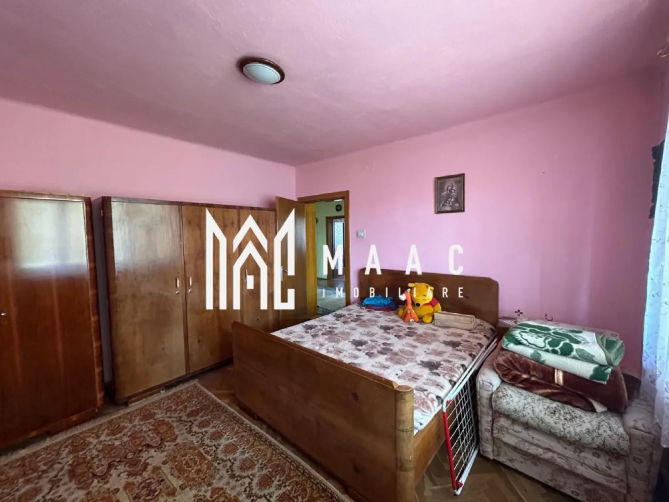Apartament La Vila I 3 Camere I Etaj 1 I Garaj I Strand - Vă prezentăm o proprietate rară pe piața imobiliară din Sibiu – un apartament elegant și generos, situat la etajul 1 al unei vile din exclusivista zonă Moldovei – Ștrand, una dintre cele mai apreciate locații rezidențiale ale orașului.

Cu o suprafață utilă de 105 mp, această locuință oferă mai mult decât un simplu apartament: oferă intimitatea și confortul unei case, într-un imobil restrâns, cu doar doi proprietari.

Compartimentare:
Living generos și luminos
2 dormitoare decomandate
Bucătărie separată
Baie spațioasă cu geam pentru aerisire naturală
Holuri ample și spații eficient organizate
Elementele care diferențiază această proprietate:
Cotă de 1/2 din terenul total de 450 mp
Acces auto în curte
Garaj propriu
Bucătărie de vară
Zonă amenajată pentru barbeque și relaxare
2 pivnițe
Cotă de 1/2 din podul mansardabil – ideal pentru amenajare, hobby sau extindere

Un avantaj extrem de rar:

Doar un singur vecin în întreaga vilă – un nivel de intimitate și liniște greu de regăsit în proprietățile clasice de tip apartament

Locație premium:
Zona Moldovei – Ștrand este recunoscută pentru atmosfera liniștită, accesibilitatea excelentă și proximitatea față de școli, zone verzi, magazine și centrul orașului.

De ce este o proprietate specială:

Această locuință se adresează celor care își doresc spațiul și confortul unei case, fără compromisurile unui bloc aglomerat.
 Combinația dintre suprafața generoasă, terenul aferent, anexele incluse și numărul foarte redus de vecini transformă această proprietate într-o oportunitate cu adevărat exclusivă.

O proprietate cu caracter, poziționată într-una dintre cele mai bune zone din Sibiu, ideală pentru o familie care apreciază confortul, intimitatea și valoarea pe termen lung.

Pentru informati si vizionari: CP3071151