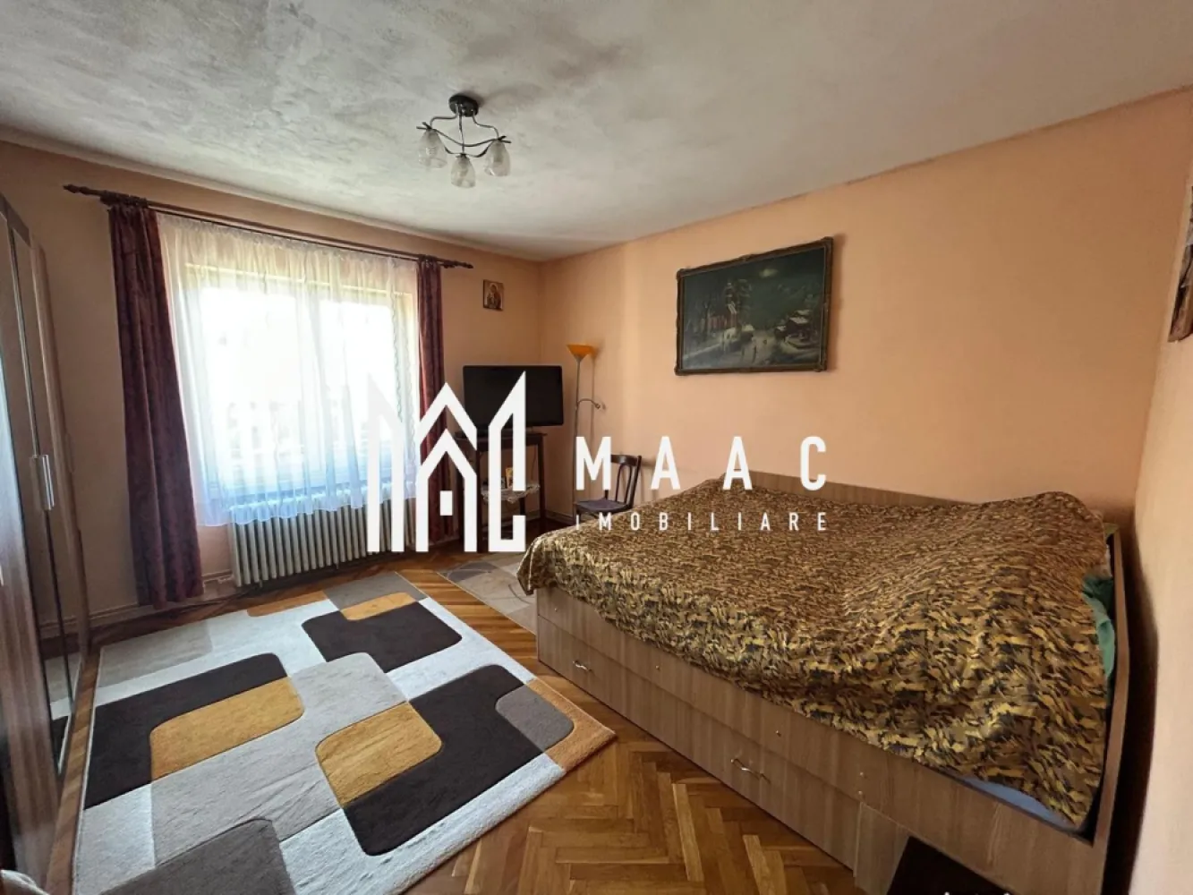 Apartament La Vila I 3 Camere I Etaj 1 I Garaj I Strand - Vă prezentăm o proprietate rară pe piața imobiliară din Sibiu – un apartament elegant și generos, situat la etajul 1 al unei vile din exclusivista zonă Moldovei – Ștrand, una dintre cele mai apreciate locații rezidențiale ale orașului.

Cu o suprafață utilă de 105 mp, această locuință oferă mai mult decât un simplu apartament: oferă intimitatea și confortul unei case, într-un imobil restrâns, cu doar doi proprietari.

Compartimentare:
Living generos și luminos
2 dormitoare decomandate
Bucătărie separată
Baie spațioasă cu geam pentru aerisire naturală
Holuri ample și spații eficient organizate
Elementele care diferențiază această proprietate:
Cotă de 1/2 din terenul total de 450 mp
Acces auto în curte
Garaj propriu
Bucătărie de vară
Zonă amenajată pentru barbeque și relaxare
2 pivnițe
Cotă de 1/2 din podul mansardabil – ideal pentru amenajare, hobby sau extindere

Un avantaj extrem de rar:

Doar un singur vecin în întreaga vilă – un nivel de intimitate și liniște greu de regăsit în proprietățile clasice de tip apartament

Locație premium:
Zona Moldovei – Ștrand este recunoscută pentru atmosfera liniștită, accesibilitatea excelentă și proximitatea față de școli, zone verzi, magazine și centrul orașului.

De ce este o proprietate specială:

Această locuință se adresează celor care își doresc spațiul și confortul unei case, fără compromisurile unui bloc aglomerat.
 Combinația dintre suprafața generoasă, terenul aferent, anexele incluse și numărul foarte redus de vecini transformă această proprietate într-o oportunitate cu adevărat exclusivă.

O proprietate cu caracter, poziționată într-una dintre cele mai bune zone din Sibiu, ideală pentru o familie care apreciază confortul, intimitatea și valoarea pe termen lung.

Pentru informati si vizionari: CP3071151