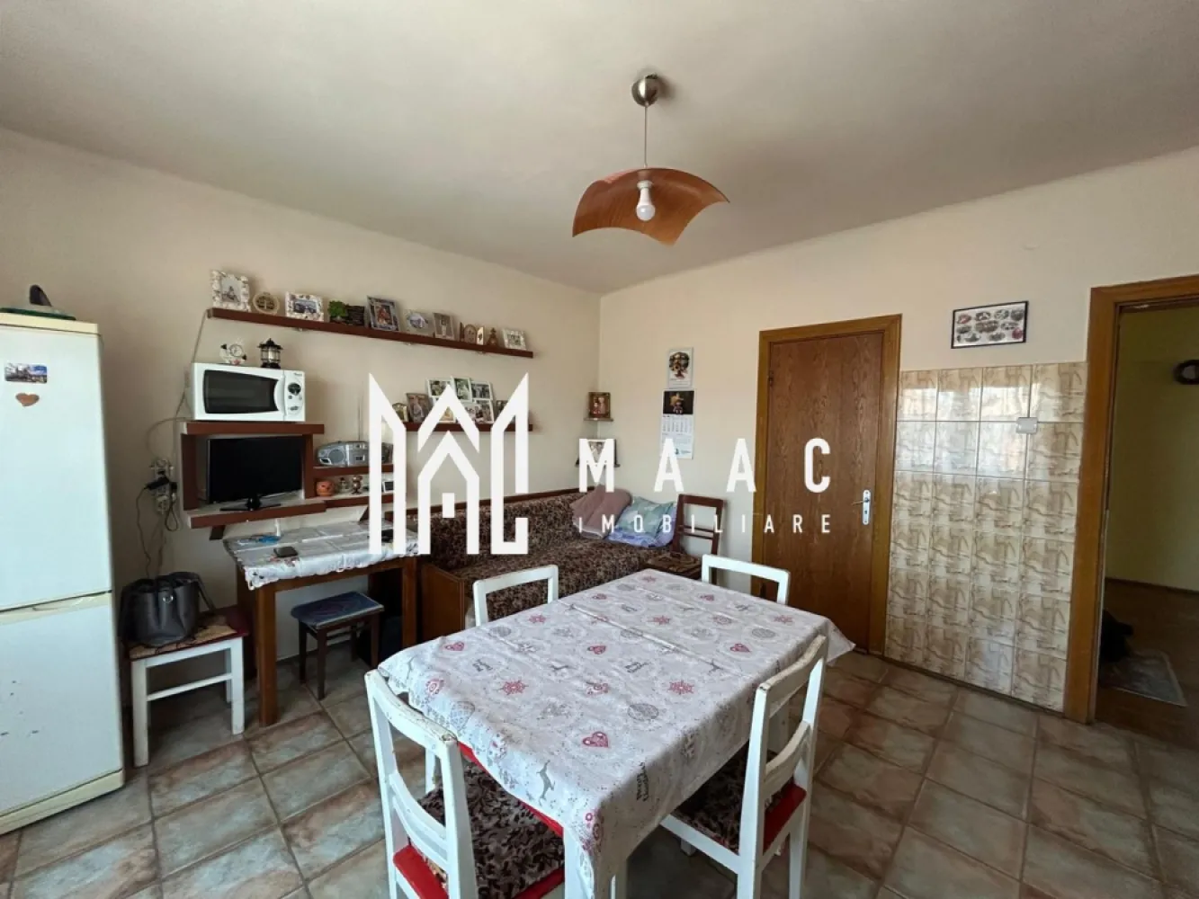Apartament La Vila I 3 Camere I Etaj 1 I Garaj I Strand - Vă prezentăm o proprietate rară pe piața imobiliară din Sibiu – un apartament elegant și generos, situat la etajul 1 al unei vile din exclusivista zonă Moldovei – Ștrand, una dintre cele mai apreciate locații rezidențiale ale orașului.

Cu o suprafață utilă de 105 mp, această locuință oferă mai mult decât un simplu apartament: oferă intimitatea și confortul unei case, într-un imobil restrâns, cu doar doi proprietari.

Compartimentare:
Living generos și luminos
2 dormitoare decomandate
Bucătărie separată
Baie spațioasă cu geam pentru aerisire naturală
Holuri ample și spații eficient organizate
Elementele care diferențiază această proprietate:
Cotă de 1/2 din terenul total de 450 mp
Acces auto în curte
Garaj propriu
Bucătărie de vară
Zonă amenajată pentru barbeque și relaxare
2 pivnițe
Cotă de 1/2 din podul mansardabil – ideal pentru amenajare, hobby sau extindere

Un avantaj extrem de rar:

Doar un singur vecin în întreaga vilă – un nivel de intimitate și liniște greu de regăsit în proprietățile clasice de tip apartament

Locație premium:
Zona Moldovei – Ștrand este recunoscută pentru atmosfera liniștită, accesibilitatea excelentă și proximitatea față de școli, zone verzi, magazine și centrul orașului.

De ce este o proprietate specială:

Această locuință se adresează celor care își doresc spațiul și confortul unei case, fără compromisurile unui bloc aglomerat.
 Combinația dintre suprafața generoasă, terenul aferent, anexele incluse și numărul foarte redus de vecini transformă această proprietate într-o oportunitate cu adevărat exclusivă.

O proprietate cu caracter, poziționată într-una dintre cele mai bune zone din Sibiu, ideală pentru o familie care apreciază confortul, intimitatea și valoarea pe termen lung.

Pentru informati si vizionari: CP3071151