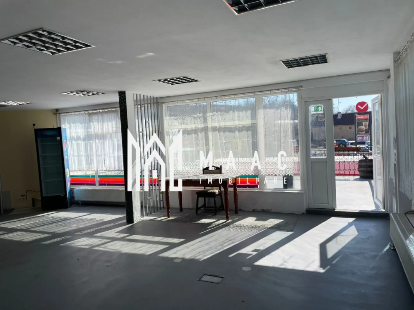 Spatiu comercial | 200 mp | Slimnic - MAAC Imobiliare vă propune spre închiriere un spațiu comercial în Slimnic

Suprafață utilă: 200 mp + terasă
Destinație anterioară: Restaurant
Disponibilitate: Imediată
Condiții: Se percepe o garanție echivalentă unei chirii lunare

Spațiul este ideal pentru restaurant, cafenea, magazin sau alte activități comerciale. Dispune de o terasă generoasă și are acces facil din stradă.

Pentru mai multe detalii sau pentru a programa o vizionare, va rugam specificati telefonic: CP2378965
