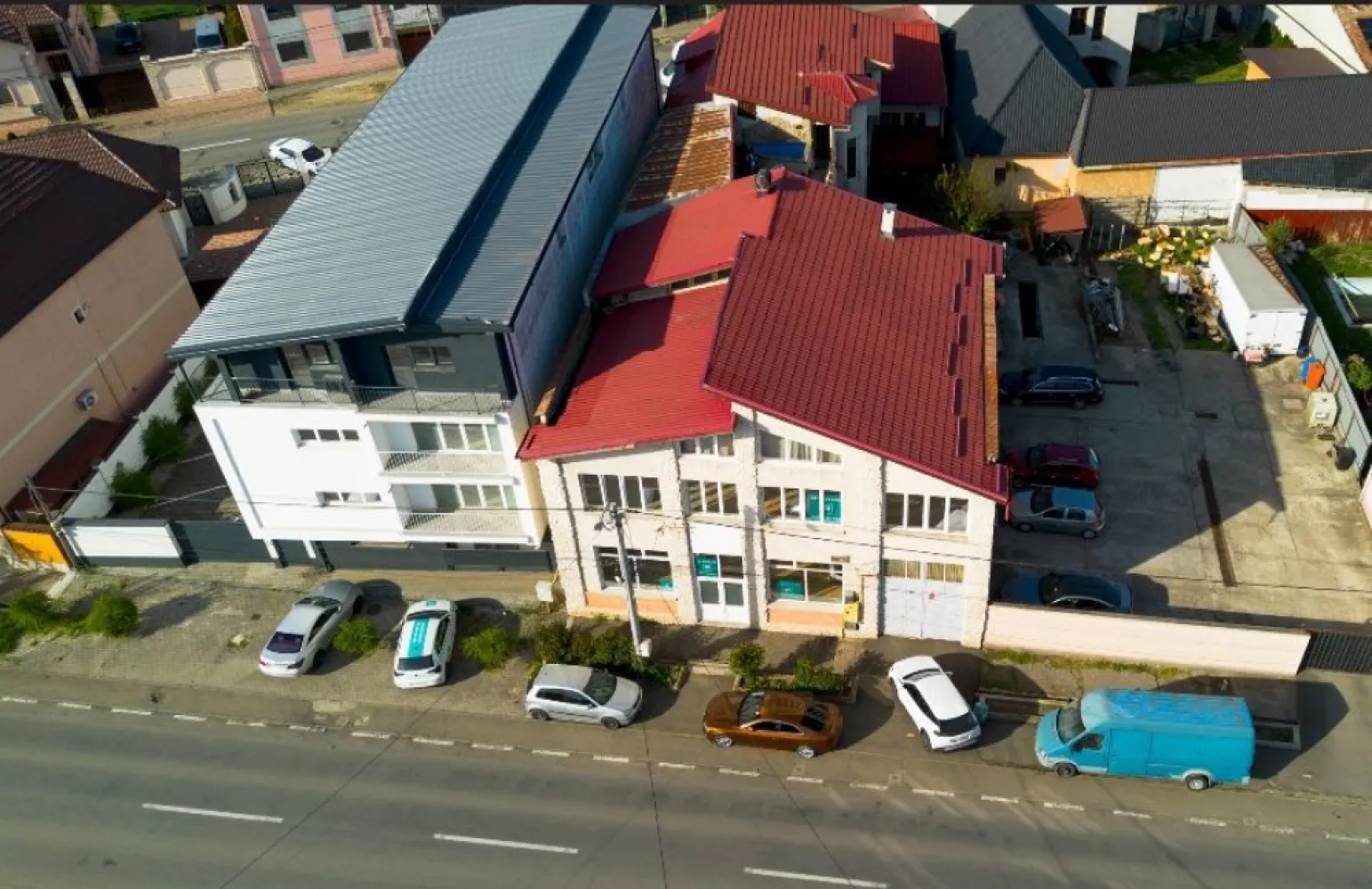 Spațiu comercial vitrat-central ARAD 250 mp utili - SPAȚIU COMERCIAL PREMIUM DE ÎNCHIRIAT – CENTRAL, ARAD | VIZIBILITATE MAXIMĂ

Cauți locația ideală pentru afacerea ta? 
Acest spațiu comercial este exact ce ai nevoie pentru o lansare rapidă și de impact!
Poziționare EXCELENTĂ, în zonă centrală, cu trafic intens pietonal și auto
Vitrină generoasă – expunere maximă pentru brandul tău
Suprafață utilă: 250 mp

Compartimentare eficientă:
3 încăperi mari, luminoase – ușor adaptabile
Toaletă amenajată
Birou/spațiu depozitare
Demisol spațios – ideal pentru depozitare sau activități auxiliare

Perfect pentru:
showroom, retail, clinică, salon, magazin, birouri, servicii sau orice business care are nevoie de vizibilitate și spațiu generos

Acces facil
Flexibilitate în amenajare
Locație care atrage clienți

Disponibil imediat – pregătit pentru închiriere rapidă!

Sună acum pentru detalii și vizionare – astfel de spații nu stau mult pe piață!

Telefon: 0760672985 Jeanina Câmpan Consultant Imobiliar Propertylab
Email: jeanina.campan@propertylab.ro

Telefon: 0744772772 Victor Nedelcu Consultant Imobiliar Propertylab
Email: victor.nedelcu@propertylab.ro

Spațiu comercial vitrat-central ARAD 250 mp utili CP2989109