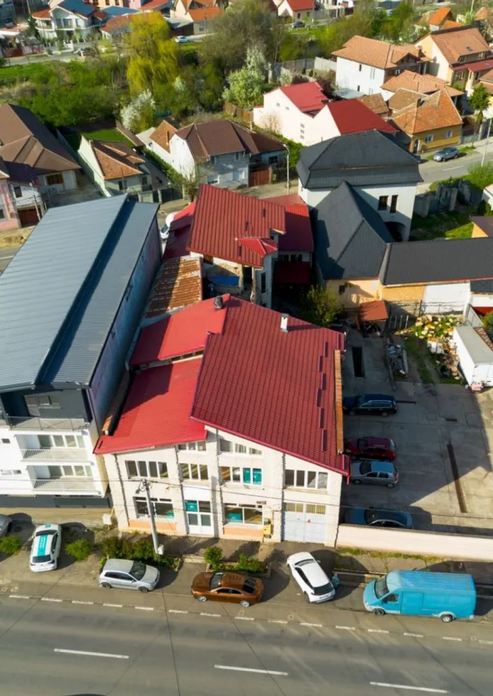 Spațiu comercial vitrat-central ARAD 250 mp utili - SPAȚIU COMERCIAL PREMIUM DE ÎNCHIRIAT – CENTRAL, ARAD | VIZIBILITATE MAXIMĂ

Cauți locația ideală pentru afacerea ta? 
Acest spațiu comercial este exact ce ai nevoie pentru o lansare rapidă și de impact!
Poziționare EXCELENTĂ, în zonă centrală, cu trafic intens pietonal și auto
Vitrină generoasă – expunere maximă pentru brandul tău
Suprafață utilă: 250 mp

Compartimentare eficientă:
3 încăperi mari, luminoase – ușor adaptabile
Toaletă amenajată
Birou/spațiu depozitare
Demisol spațios – ideal pentru depozitare sau activități auxiliare

Perfect pentru:
showroom, retail, clinică, salon, magazin, birouri, servicii sau orice business care are nevoie de vizibilitate și spațiu generos

Acces facil
Flexibilitate în amenajare
Locație care atrage clienți

Disponibil imediat – pregătit pentru închiriere rapidă!

Sună acum pentru detalii și vizionare – astfel de spații nu stau mult pe piață!

Telefon: 0760672985 Jeanina Câmpan Consultant Imobiliar Propertylab
Email: jeanina.campan@propertylab.ro

Telefon: 0744772772 Victor Nedelcu Consultant Imobiliar Propertylab
Email: victor.nedelcu@propertylab.ro

Spațiu comercial vitrat-central ARAD 250 mp utili CP2989109