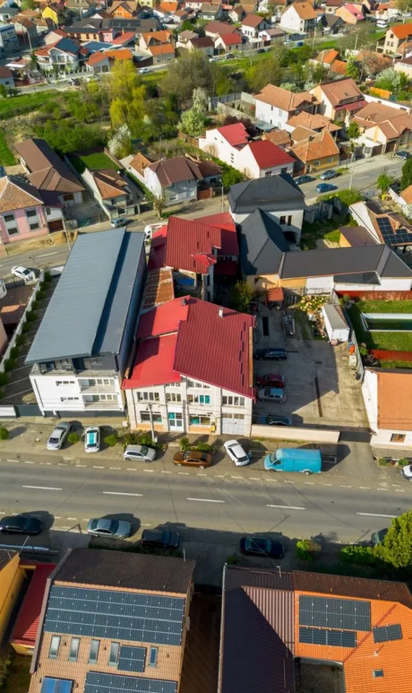 Spațiu comercial vitrat-central ARAD 250 mp utili - SPAȚIU COMERCIAL PREMIUM DE ÎNCHIRIAT – CENTRAL, ARAD | VIZIBILITATE MAXIMĂ

Cauți locația ideală pentru afacerea ta? 
Acest spațiu comercial este exact ce ai nevoie pentru o lansare rapidă și de impact!
Poziționare EXCELENTĂ, în zonă centrală, cu trafic intens pietonal și auto
Vitrină generoasă – expunere maximă pentru brandul tău
Suprafață utilă: 250 mp

Compartimentare eficientă:
3 încăperi mari, luminoase – ușor adaptabile
Toaletă amenajată
Birou/spațiu depozitare
Demisol spațios – ideal pentru depozitare sau activități auxiliare

Perfect pentru:
showroom, retail, clinică, salon, magazin, birouri, servicii sau orice business care are nevoie de vizibilitate și spațiu generos

Acces facil
Flexibilitate în amenajare
Locație care atrage clienți

Disponibil imediat – pregătit pentru închiriere rapidă!

Sună acum pentru detalii și vizionare – astfel de spații nu stau mult pe piață!

Telefon: 0760672985 Jeanina Câmpan Consultant Imobiliar Propertylab
Email: jeanina.campan@propertylab.ro

Telefon: 0744772772 Victor Nedelcu Consultant Imobiliar Propertylab
Email: victor.nedelcu@propertylab.ro

Spațiu comercial vitrat-central ARAD 250 mp utili CP2989109