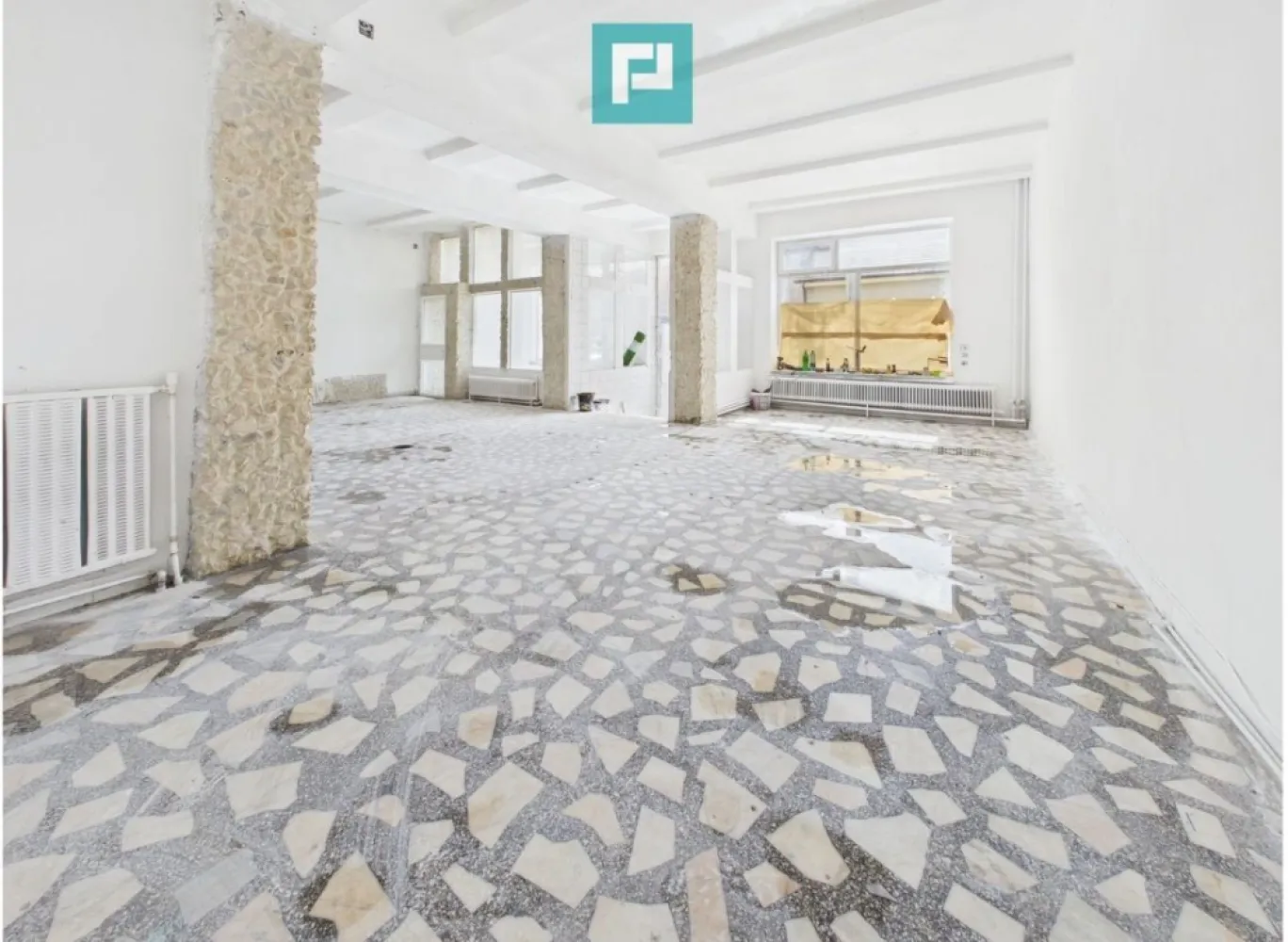 Spațiu comercial vitrat-central ARAD 250 mp utili - SPAȚIU COMERCIAL PREMIUM DE ÎNCHIRIAT – CENTRAL, ARAD | VIZIBILITATE MAXIMĂ

Cauți locația ideală pentru afacerea ta? 
Acest spațiu comercial este exact ce ai nevoie pentru o lansare rapidă și de impact!
Poziționare EXCELENTĂ, în zonă centrală, cu trafic intens pietonal și auto
Vitrină generoasă – expunere maximă pentru brandul tău
Suprafață utilă: 250 mp

Compartimentare eficientă:
3 încăperi mari, luminoase – ușor adaptabile
Toaletă amenajată
Birou/spațiu depozitare
Demisol spațios – ideal pentru depozitare sau activități auxiliare

Perfect pentru:
showroom, retail, clinică, salon, magazin, birouri, servicii sau orice business care are nevoie de vizibilitate și spațiu generos

Acces facil
Flexibilitate în amenajare
Locație care atrage clienți

Disponibil imediat – pregătit pentru închiriere rapidă!

Sună acum pentru detalii și vizionare – astfel de spații nu stau mult pe piață!

Telefon: 0760672985 Jeanina Câmpan Consultant Imobiliar Propertylab
Email: jeanina.campan@propertylab.ro

Telefon: 0744772772 Victor Nedelcu Consultant Imobiliar Propertylab
Email: victor.nedelcu@propertylab.ro

Spațiu comercial vitrat-central ARAD 250 mp utili CP2989109