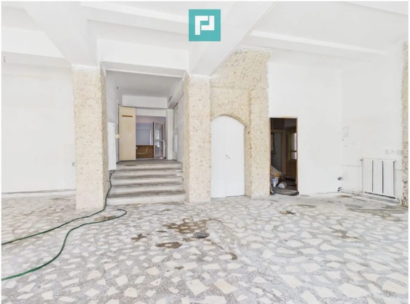 Spațiu comercial vitrat-central ARAD 250 mp utili - SPAȚIU COMERCIAL PREMIUM DE ÎNCHIRIAT – CENTRAL, ARAD | VIZIBILITATE MAXIMĂ

Cauți locația ideală pentru afacerea ta? 
Acest spațiu comercial este exact ce ai nevoie pentru o lansare rapidă și de impact!
Poziționare EXCELENTĂ, în zonă centrală, cu trafic intens pietonal și auto
Vitrină generoasă – expunere maximă pentru brandul tău
Suprafață utilă: 250 mp

Compartimentare eficientă:
3 încăperi mari, luminoase – ușor adaptabile
Toaletă amenajată
Birou/spațiu depozitare
Demisol spațios – ideal pentru depozitare sau activități auxiliare

Perfect pentru:
showroom, retail, clinică, salon, magazin, birouri, servicii sau orice business care are nevoie de vizibilitate și spațiu generos

Acces facil
Flexibilitate în amenajare
Locație care atrage clienți

Disponibil imediat – pregătit pentru închiriere rapidă!

Sună acum pentru detalii și vizionare – astfel de spații nu stau mult pe piață!

Telefon: 0760672985 Jeanina Câmpan Consultant Imobiliar Propertylab
Email: jeanina.campan@propertylab.ro

Telefon: 0744772772 Victor Nedelcu Consultant Imobiliar Propertylab
Email: victor.nedelcu@propertylab.ro

Spațiu comercial vitrat-central ARAD 250 mp utili CP2989109