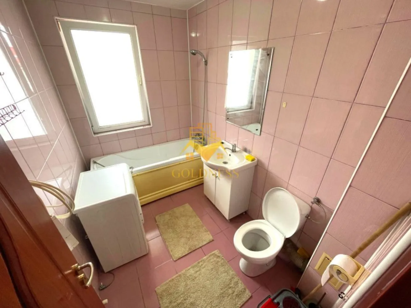 2 camere open space, balcon, Parcare, Strada Eroilor, Floresti - GOLDNESS Imobiliare vă propune spre închiriere un apartament cu 2 camere open-space, complet mobilat și utilat, la etajul 3 într-un imobil de 4, pe strada Eroilor, în Floresti.
Dispune de loc de parcare cu 20 euro/luna!
Apartamentul este compartimentat astfel:
- dormitor cu pat matrimonial, dulap, noptiere, birou
-living cu bucatarie open-space, loc de servit masa, cu o canapea extensibilă
- baie cu cada, geam, calorifer port prosop inox și dulap pentru depozitare 
-balcon deschis de 5 mp 

Imobilul este dotat cu toate cele necesare - centrală proprie, mașină de spălat haine, frigider, aragaz.
Se află în apropierea stațiilor de transport în comun, magazine, spații verzi, farmacii, etc.

Dacă sunteți interesați de acest apartament și doriți să îl vizionați, dar și pentru alte oferte sau detalii nu ezitați să ne contactați telefonic sau prin e-mail. Vă stăm la dispoziție!
Pentru intermediere se percepe un comision de 50% din prețul chiriei!