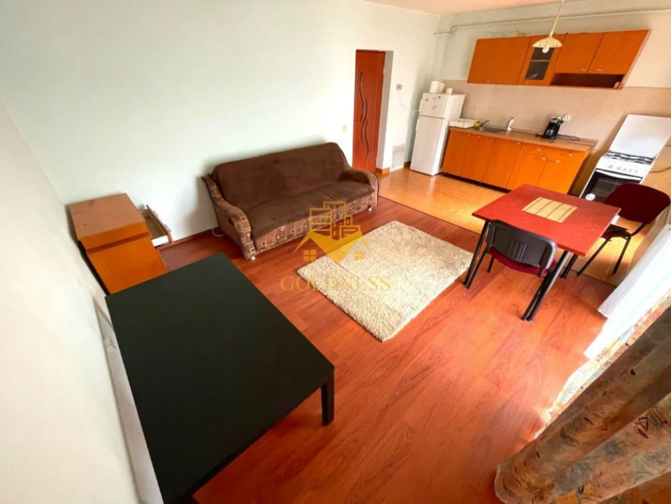 2 camere open space, balcon, Parcare, Strada Eroilor, Floresti - GOLDNESS Imobiliare vă propune spre închiriere un apartament cu 2 camere open-space, complet mobilat și utilat, la etajul 3 într-un imobil de 4, pe strada Eroilor, în Floresti.
Dispune de loc de parcare cu 20 euro/luna!
Apartamentul este compartimentat astfel:
- dormitor cu pat matrimonial, dulap, noptiere, birou
-living cu bucatarie open-space, loc de servit masa, cu o canapea extensibilă
- baie cu cada, geam, calorifer port prosop inox și dulap pentru depozitare 
-balcon deschis de 5 mp 

Imobilul este dotat cu toate cele necesare - centrală proprie, mașină de spălat haine, frigider, aragaz.
Se află în apropierea stațiilor de transport în comun, magazine, spații verzi, farmacii, etc.

Dacă sunteți interesați de acest apartament și doriți să îl vizionați, dar și pentru alte oferte sau detalii nu ezitați să ne contactați telefonic sau prin e-mail. Vă stăm la dispoziție!
Pentru intermediere se percepe un comision de 50% din prețul chiriei!