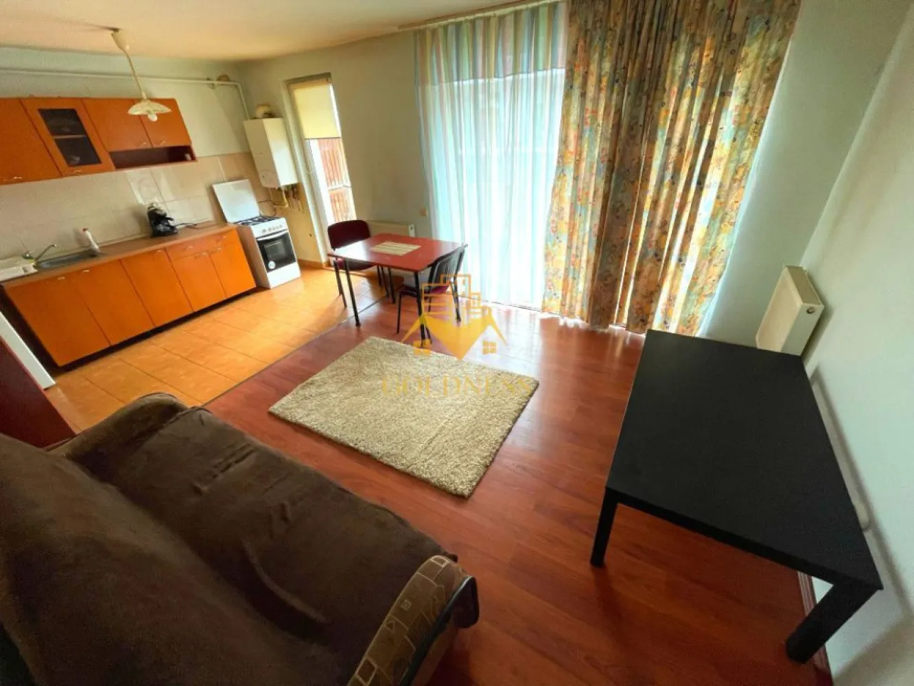 2 camere open space, balcon, Parcare, Strada Eroilor, Floresti - GOLDNESS Imobiliare vă propune spre închiriere un apartament cu 2 camere open-space, complet mobilat și utilat, la etajul 3 într-un imobil de 4, pe strada Eroilor, în Floresti.
Dispune de loc de parcare cu 20 euro/luna!
Apartamentul este compartimentat astfel:
- dormitor cu pat matrimonial, dulap, noptiere, birou
-living cu bucatarie open-space, loc de servit masa, cu o canapea extensibilă
- baie cu cada, geam, calorifer port prosop inox și dulap pentru depozitare 
-balcon deschis de 5 mp 

Imobilul este dotat cu toate cele necesare - centrală proprie, mașină de spălat haine, frigider, aragaz.
Se află în apropierea stațiilor de transport în comun, magazine, spații verzi, farmacii, etc.

Dacă sunteți interesați de acest apartament și doriți să îl vizionați, dar și pentru alte oferte sau detalii nu ezitați să ne contactați telefonic sau prin e-mail. Vă stăm la dispoziție!
Pentru intermediere se percepe un comision de 50% din prețul chiriei!