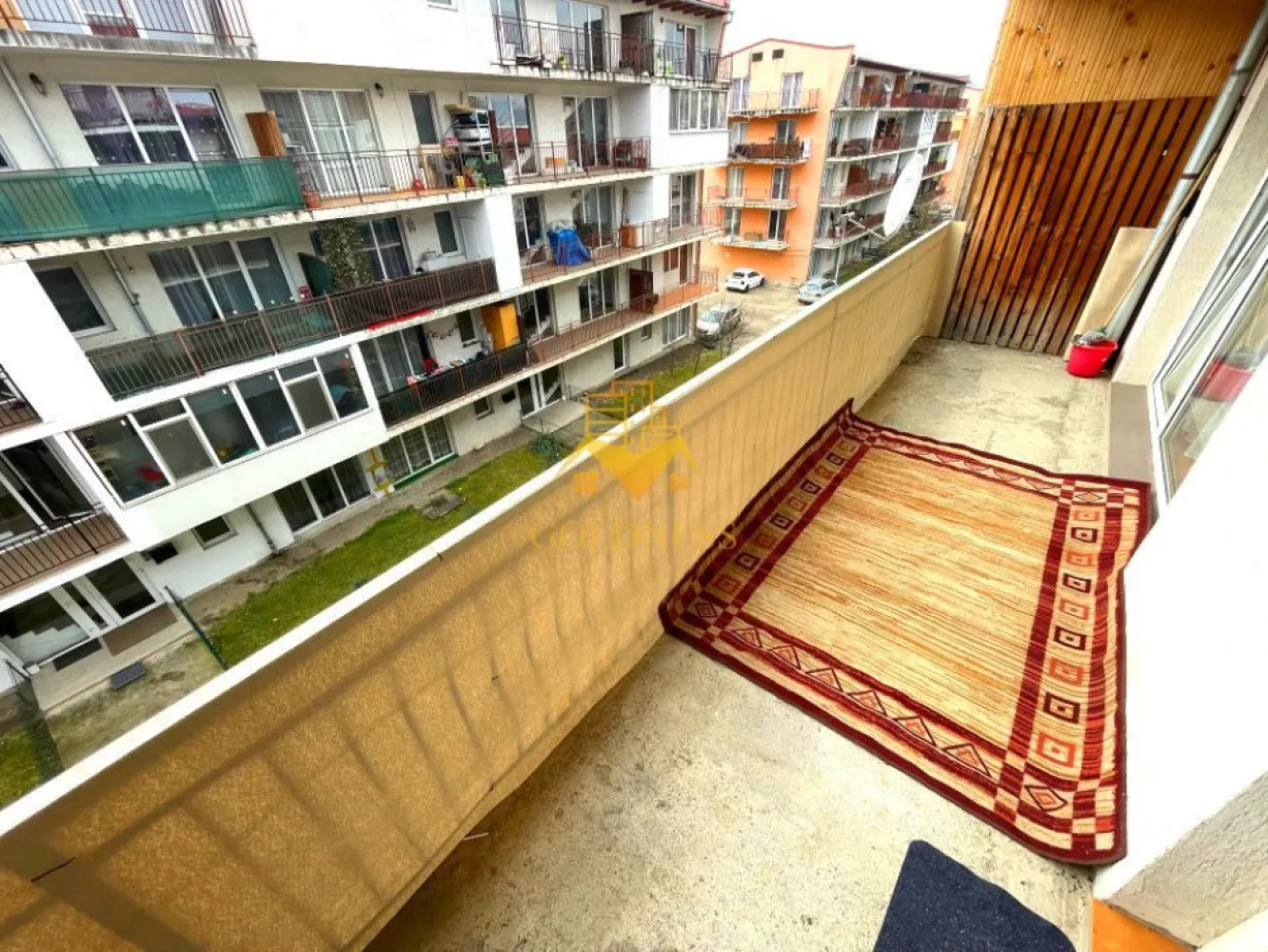 2 camere open space, balcon, Parcare, Strada Eroilor, Floresti - GOLDNESS Imobiliare vă propune spre închiriere un apartament cu 2 camere open-space, complet mobilat și utilat, la etajul 3 într-un imobil de 4, pe strada Eroilor, în Floresti.
Dispune de loc de parcare cu 20 euro/luna!
Apartamentul este compartimentat astfel:
- dormitor cu pat matrimonial, dulap, noptiere, birou
-living cu bucatarie open-space, loc de servit masa, cu o canapea extensibilă
- baie cu cada, geam, calorifer port prosop inox și dulap pentru depozitare 
-balcon deschis de 5 mp 

Imobilul este dotat cu toate cele necesare - centrală proprie, mașină de spălat haine, frigider, aragaz.
Se află în apropierea stațiilor de transport în comun, magazine, spații verzi, farmacii, etc.

Dacă sunteți interesați de acest apartament și doriți să îl vizionați, dar și pentru alte oferte sau detalii nu ezitați să ne contactați telefonic sau prin e-mail. Vă stăm la dispoziție!
Pentru intermediere se percepe un comision de 50% din prețul chiriei!