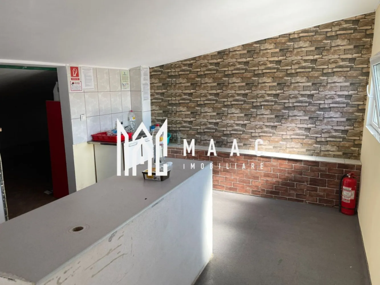 Spatiu comercial | 200 mp | Slimnic - MAAC Imobiliare vă propune spre închiriere un spațiu comercial în Slimnic

Suprafață utilă: 200 mp + terasă
Destinație anterioară: Restaurant
Disponibilitate: Imediată
Condiții: Se percepe o garanție echivalentă unei chirii lunare

Spațiul este ideal pentru restaurant, cafenea, magazin sau alte activități comerciale. Dispune de o terasă generoasă și are acces facil din stradă.

Pentru mai multe detalii sau pentru a programa o vizionare, va rugam specificati telefonic: CP2378965