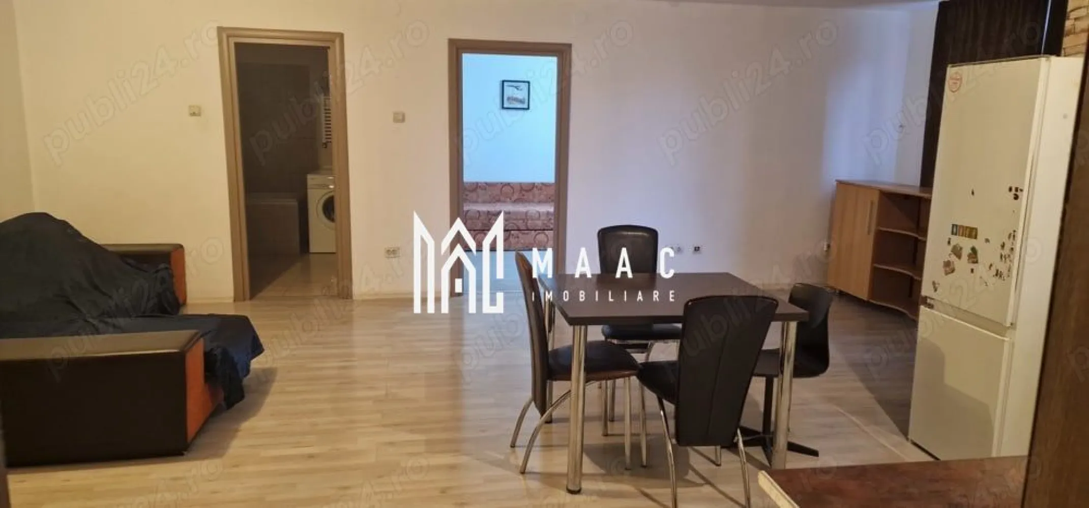 Apartament 3 Camere I Hipodrom III I Balcon - MAAC Imobiliare vă propune spre vânzare un apartament modern cu 3 camere decomandate, situat în cartierul Hipodrom III din Sibiu, amplasat la parter, ideal pentru o familie sau pentru investiție, datorită compartimentării eficiente și accesului facil la facilități urbane.

Locuința are o suprafață utilă de 77 mp și oferă un confort optim, fiind bine organizată și pregătită pentru mutare imediată.

Compartimentare:
-living generos cu bucătărie open-space
-două dormitoare luminoase
-baie modernă
-hol spațios cu acces către toate încăperile
-balcon tip logie

Apartamentul se predă mobilat și utilat, exact conform prezentării, fiind potrivit pentru mutare imediată. Imobilul beneficiază de centrală de bloc, contribuind la un consum optimizat și eficiență energetică.

Avantaje:
-apartament decomandat
-parter, acces facil
-suprafață utilă de 77 mp
-balcon tip logie
-zonă rezidențială bine dezvoltată
-la 2–3 minute de mers pe jos de stațiile Tursib

În proximitate se află magazine și supermarketuri precum Profi, Penny, Supeco, Lidl, Kaufland și Carrefour, unități de învățământ precum Grădinița nr. 43, Școala „Constantin Noica” și Școala „Nicolae Iorga”, farmacii și alte servicii esențiale, ceea ce face din această proprietate o alegere potrivită pentru locuire sau închiriere.

Pentru mai multe informații sau programarea unei vizionări vă rugăm să menționați la telefon numărul CP2375301.