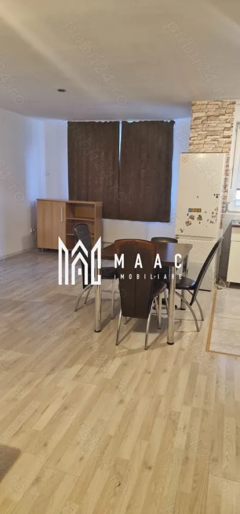 Apartament 3 Camere I Hipodrom III I Balcon - MAAC Imobiliare vă propune spre vânzare un apartament modern cu 3 camere decomandate, situat în cartierul Hipodrom III din Sibiu, amplasat la parter, ideal pentru o familie sau pentru investiție, datorită compartimentării eficiente și accesului facil la facilități urbane.

Locuința are o suprafață utilă de 77 mp și oferă un confort optim, fiind bine organizată și pregătită pentru mutare imediată.

Compartimentare:
-living generos cu bucătărie open-space
-două dormitoare luminoase
-baie modernă
-hol spațios cu acces către toate încăperile
-balcon tip logie

Apartamentul se predă mobilat și utilat, exact conform prezentării, fiind potrivit pentru mutare imediată. Imobilul beneficiază de centrală de bloc, contribuind la un consum optimizat și eficiență energetică.

Avantaje:
-apartament decomandat
-parter, acces facil
-suprafață utilă de 77 mp
-balcon tip logie
-zonă rezidențială bine dezvoltată
-la 2–3 minute de mers pe jos de stațiile Tursib

În proximitate se află magazine și supermarketuri precum Profi, Penny, Supeco, Lidl, Kaufland și Carrefour, unități de învățământ precum Grădinița nr. 43, Școala „Constantin Noica” și Școala „Nicolae Iorga”, farmacii și alte servicii esențiale, ceea ce face din această proprietate o alegere potrivită pentru locuire sau închiriere.

Pentru mai multe informații sau programarea unei vizionări vă rugăm să menționați la telefon numărul CP2375301.