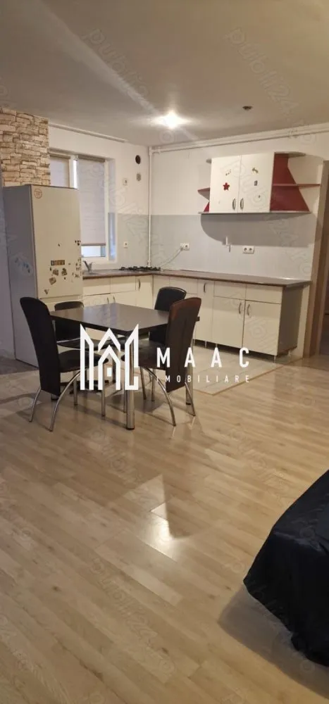 Apartament 3 Camere I Hipodrom III I Balcon - MAAC Imobiliare vă propune spre vânzare un apartament modern cu 3 camere decomandate, situat în cartierul Hipodrom III din Sibiu, amplasat la parter, ideal pentru o familie sau pentru investiție, datorită compartimentării eficiente și accesului facil la facilități urbane.

Locuința are o suprafață utilă de 77 mp și oferă un confort optim, fiind bine organizată și pregătită pentru mutare imediată.

Compartimentare:
-living generos cu bucătărie open-space
-două dormitoare luminoase
-baie modernă
-hol spațios cu acces către toate încăperile
-balcon tip logie

Apartamentul se predă mobilat și utilat, exact conform prezentării, fiind potrivit pentru mutare imediată. Imobilul beneficiază de centrală de bloc, contribuind la un consum optimizat și eficiență energetică.

Avantaje:
-apartament decomandat
-parter, acces facil
-suprafață utilă de 77 mp
-balcon tip logie
-zonă rezidențială bine dezvoltată
-la 2–3 minute de mers pe jos de stațiile Tursib

În proximitate se află magazine și supermarketuri precum Profi, Penny, Supeco, Lidl, Kaufland și Carrefour, unități de învățământ precum Grădinița nr. 43, Școala „Constantin Noica” și Școala „Nicolae Iorga”, farmacii și alte servicii esențiale, ceea ce face din această proprietate o alegere potrivită pentru locuire sau închiriere.

Pentru mai multe informații sau programarea unei vizionări vă rugăm să menționați la telefon numărul CP2375301.