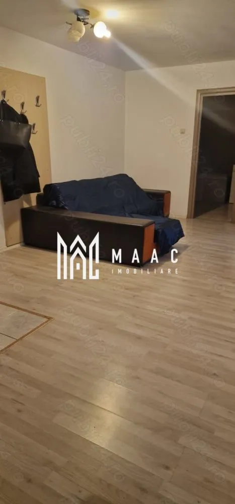 Apartament 3 Camere I Hipodrom III I Balcon - MAAC Imobiliare vă propune spre vânzare un apartament modern cu 3 camere decomandate, situat în cartierul Hipodrom III din Sibiu, amplasat la parter, ideal pentru o familie sau pentru investiție, datorită compartimentării eficiente și accesului facil la facilități urbane.

Locuința are o suprafață utilă de 77 mp și oferă un confort optim, fiind bine organizată și pregătită pentru mutare imediată.

Compartimentare:
-living generos cu bucătărie open-space
-două dormitoare luminoase
-baie modernă
-hol spațios cu acces către toate încăperile
-balcon tip logie

Apartamentul se predă mobilat și utilat, exact conform prezentării, fiind potrivit pentru mutare imediată. Imobilul beneficiază de centrală de bloc, contribuind la un consum optimizat și eficiență energetică.

Avantaje:
-apartament decomandat
-parter, acces facil
-suprafață utilă de 77 mp
-balcon tip logie
-zonă rezidențială bine dezvoltată
-la 2–3 minute de mers pe jos de stațiile Tursib

În proximitate se află magazine și supermarketuri precum Profi, Penny, Supeco, Lidl, Kaufland și Carrefour, unități de învățământ precum Grădinița nr. 43, Școala „Constantin Noica” și Școala „Nicolae Iorga”, farmacii și alte servicii esențiale, ceea ce face din această proprietate o alegere potrivită pentru locuire sau închiriere.

Pentru mai multe informații sau programarea unei vizionări vă rugăm să menționați la telefon numărul CP2375301.