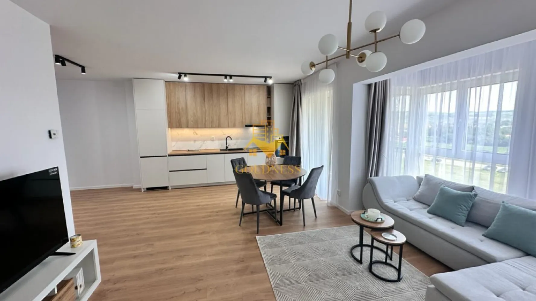 2 camere, modern, parcare, terasa. bloc nou, Zona Oncos, Pizzeria Dino - GOLDNESS Imobiliare vă propune spre închiriere un apartament cu 2 camere complet mobilat și utilat, la etajul 4 într-un imobil de 7 etaje, în Floresti.
Dispune de loc de parcare subterana!
Se află în apropierea stațiilor de transport în comun, magazine, restaurante, spații verzi, farmacii, etc. 

Apartamentul este compartimentat astfel:
 - dormitor cu pat matrimonial, dressing, noptiere
 - living cu bucatarie open space complet utilată și mobilată, canapea extensibilă, loc de servit masa 
 - baie cu cabina de dus, calorifer port prosop și dulap pentru depozitare.
 - terasa de 10 mp.

Imobilul este dotat cu toate cele necesare- centrală proprie, frigider, aragaz, hotă, mașină de spălat haine, etc. 

Dacă sunteți interesați de acest apartament și doriți să îl vizionați, dar și pentru alte oferte nu ezitați să ne contactați telefonic sau prin e-mail. Vă stăm la dispoziție!
Pentru intermediere se percepe un comision de 50% din prețul chiriei!