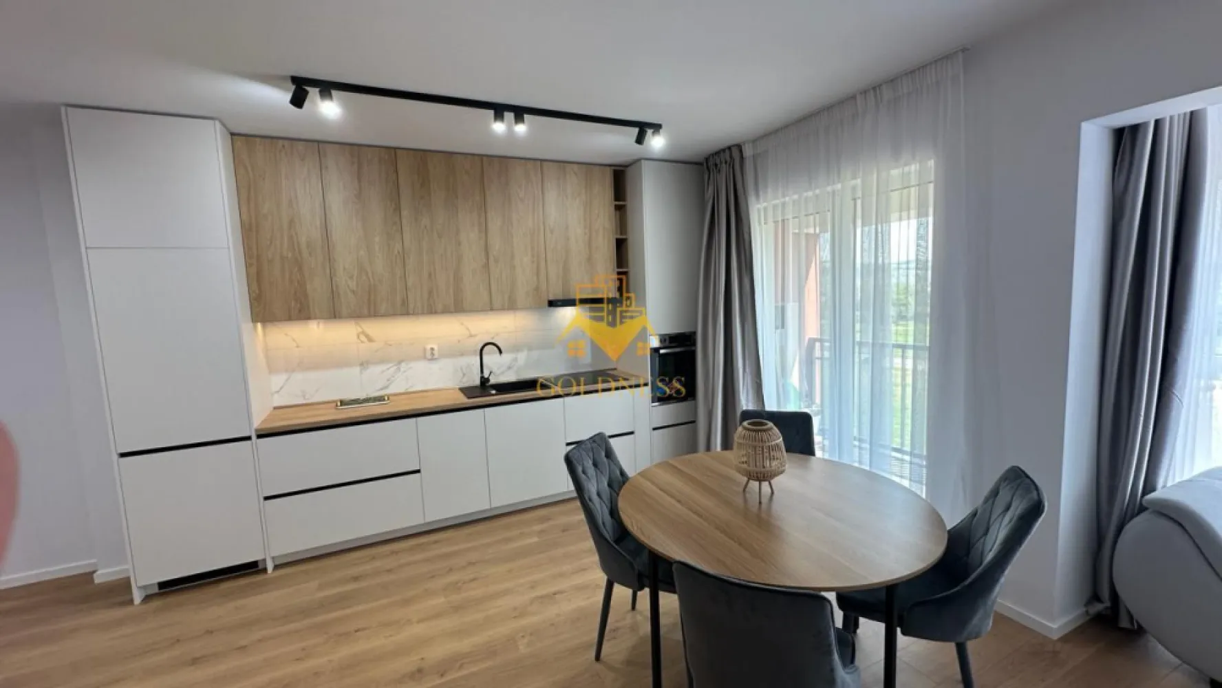 2 camere, modern, parcare, terasa. bloc nou, Zona Oncos, Pizzeria Dino - GOLDNESS Imobiliare vă propune spre închiriere un apartament cu 2 camere complet mobilat și utilat, la etajul 4 într-un imobil de 7 etaje, în Floresti.
Dispune de loc de parcare subterana!
Se află în apropierea stațiilor de transport în comun, magazine, restaurante, spații verzi, farmacii, etc. 

Apartamentul este compartimentat astfel:
 - dormitor cu pat matrimonial, dressing, noptiere
 - living cu bucatarie open space complet utilată și mobilată, canapea extensibilă, loc de servit masa 
 - baie cu cabina de dus, calorifer port prosop și dulap pentru depozitare.
 - terasa de 10 mp.

Imobilul este dotat cu toate cele necesare- centrală proprie, frigider, aragaz, hotă, mașină de spălat haine, etc. 

Dacă sunteți interesați de acest apartament și doriți să îl vizionați, dar și pentru alte oferte nu ezitați să ne contactați telefonic sau prin e-mail. Vă stăm la dispoziție!
Pentru intermediere se percepe un comision de 50% din prețul chiriei!