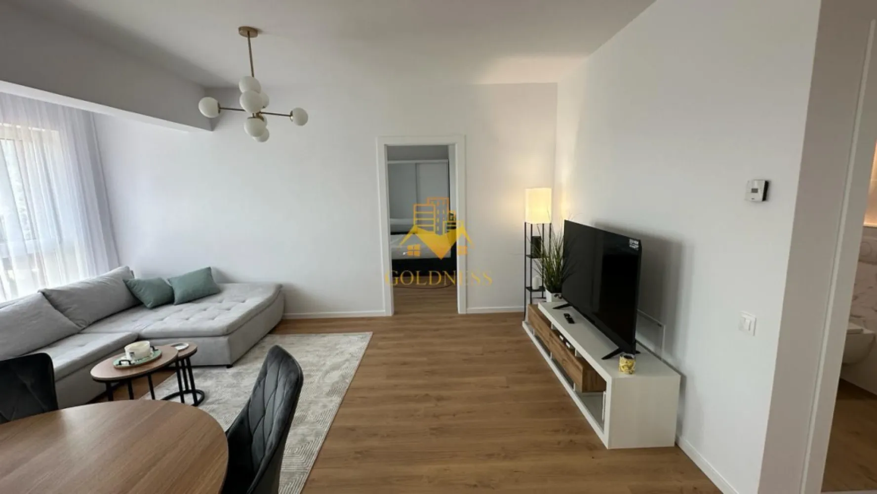 2 camere, modern, parcare, terasa. bloc nou, Zona Oncos, Pizzeria Dino - GOLDNESS Imobiliare vă propune spre închiriere un apartament cu 2 camere complet mobilat și utilat, la etajul 4 într-un imobil de 7 etaje, în Floresti.
Dispune de loc de parcare subterana!
Se află în apropierea stațiilor de transport în comun, magazine, restaurante, spații verzi, farmacii, etc. 

Apartamentul este compartimentat astfel:
 - dormitor cu pat matrimonial, dressing, noptiere
 - living cu bucatarie open space complet utilată și mobilată, canapea extensibilă, loc de servit masa 
 - baie cu cabina de dus, calorifer port prosop și dulap pentru depozitare.
 - terasa de 10 mp.

Imobilul este dotat cu toate cele necesare- centrală proprie, frigider, aragaz, hotă, mașină de spălat haine, etc. 

Dacă sunteți interesați de acest apartament și doriți să îl vizionați, dar și pentru alte oferte nu ezitați să ne contactați telefonic sau prin e-mail. Vă stăm la dispoziție!
Pentru intermediere se percepe un comision de 50% din prețul chiriei!