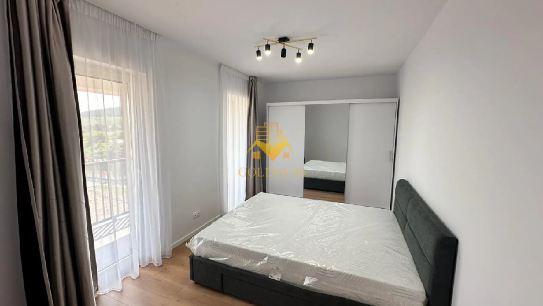2 camere, modern, parcare, terasa. bloc nou, Zona Oncos, Pizzeria Dino - GOLDNESS Imobiliare vă propune spre închiriere un apartament cu 2 camere complet mobilat și utilat, la etajul 4 într-un imobil de 7 etaje, în Floresti.
Dispune de loc de parcare subterana!
Se află în apropierea stațiilor de transport în comun, magazine, restaurante, spații verzi, farmacii, etc. 

Apartamentul este compartimentat astfel:
 - dormitor cu pat matrimonial, dressing, noptiere
 - living cu bucatarie open space complet utilată și mobilată, canapea extensibilă, loc de servit masa 
 - baie cu cabina de dus, calorifer port prosop și dulap pentru depozitare.
 - terasa de 10 mp.

Imobilul este dotat cu toate cele necesare- centrală proprie, frigider, aragaz, hotă, mașină de spălat haine, etc. 

Dacă sunteți interesați de acest apartament și doriți să îl vizionați, dar și pentru alte oferte nu ezitați să ne contactați telefonic sau prin e-mail. Vă stăm la dispoziție!
Pentru intermediere se percepe un comision de 50% din prețul chiriei!