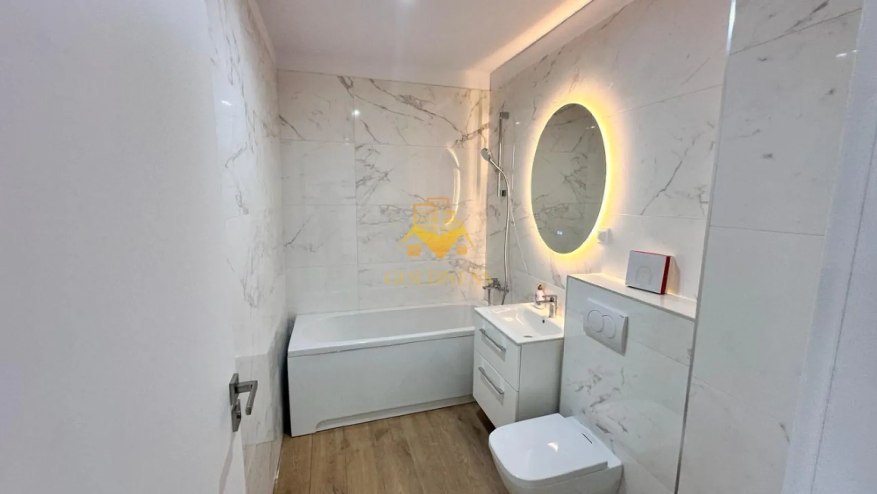 2 camere, modern, parcare, terasa. bloc nou, Zona Oncos, Pizzeria Dino - GOLDNESS Imobiliare vă propune spre închiriere un apartament cu 2 camere complet mobilat și utilat, la etajul 4 într-un imobil de 7 etaje, în Floresti.
Dispune de loc de parcare subterana!
Se află în apropierea stațiilor de transport în comun, magazine, restaurante, spații verzi, farmacii, etc. 

Apartamentul este compartimentat astfel:
 - dormitor cu pat matrimonial, dressing, noptiere
 - living cu bucatarie open space complet utilată și mobilată, canapea extensibilă, loc de servit masa 
 - baie cu cabina de dus, calorifer port prosop și dulap pentru depozitare.
 - terasa de 10 mp.

Imobilul este dotat cu toate cele necesare- centrală proprie, frigider, aragaz, hotă, mașină de spălat haine, etc. 

Dacă sunteți interesați de acest apartament și doriți să îl vizionați, dar și pentru alte oferte nu ezitați să ne contactați telefonic sau prin e-mail. Vă stăm la dispoziție!
Pentru intermediere se percepe un comision de 50% din prețul chiriei!