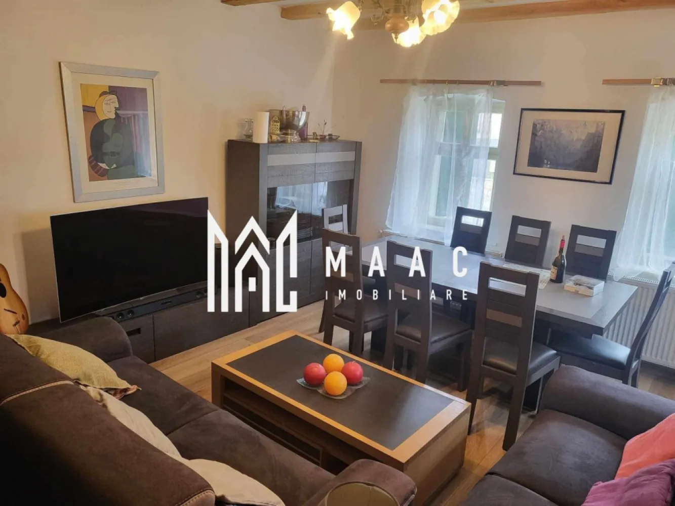Casa 2 corpuri individuale| 30 km de Sibiu | Teren 1500 mp - MAAC Imobiliare va propune spre vânzare o proprietate deosebită, situată într-un sat liniștit, la doar 30 km de Sibiu, spre Mediaș. Ideală pentru o familie extinsă sau pentru cei care doresc să îmbine viața la țară cu confortul modern, proprietatea include două case individuale de tip săsesc, complet renovate cu materiale premium.

Facilități în sat:
Școli primare și gimnaziale
Cabinete medicale și stomatologice
Magazine alimentare, agricole, de construcții și benzinărie
Acces la mijloace de transport: autobuz și tren

Utilități și dotări:
Suprafață teren: 1500 mp (jumătate teren construibil, jumătate teren agricol)
Gaz metan
Alimentare cu apă contorizată
Tablou electric modern, conform standardelor europene
Contract salubritate cu triaj selectiv
Internet prin fibră optică DIGI
Poartă și portiță cu acces electric + telecomandă și interfon video
Sistem de supraveghere video, accesibil prin aplicație mobilă
Curte de 210 mp, pavată premium (Elis), sistem de iluminat integrat in pavele, cu brasero(șemineu deschis) pentru seri de relaxare

Descrierea proprietății:
Casa mică:
Bucătărie mobilată și utilată
Dormitor
Baie modernă cu duș tip italian

Casa mare:
Parter:
Hol de acces
Baie de serviciu
Bucătărie modernă la comandă, dotată cu electrocasnice premium, noi, în garanție
Living generos, cu posibilitate de instalare șemineu
Mansarda:
Cameră spațioasă de 40 mp, cu baie proprie, ferestre Velux și iluminare cu senzori de mișcare
Alte anexe:

Beci tip cramă (40 mp), uscat și răcoros
Șură mare (90 mp), situată pe teren construibil, ideală pentru transformare în pensiune sau afacere
Teren agricol fertil, cu plantație de zmeură, nuc tânăr, vișini, pruni, soc, liliac și mâna Maicii Domnului

Această proprietate reprezintă o oportunitate excelentă pentru cei care își doresc un stil de viață liniștit, aproape de natură, fără a renunța la confortul urban.

Pentru mai multe detalii sau pentru a programa o vizionare, va rugam specificați telefonic: CP2373089!