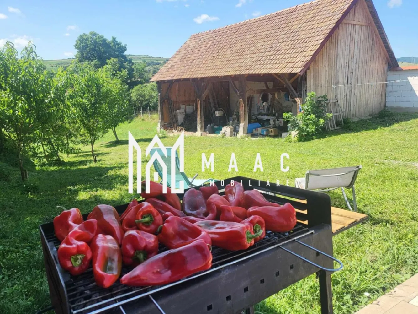 Casa 2 corpuri individuale| 30 km de Sibiu | Teren 1500 mp - MAAC Imobiliare va propune spre vânzare o proprietate deosebită, situată într-un sat liniștit, la doar 30 km de Sibiu, spre Mediaș. Ideală pentru o familie extinsă sau pentru cei care doresc să îmbine viața la țară cu confortul modern, proprietatea include două case individuale de tip săsesc, complet renovate cu materiale premium.

Facilități în sat:
Școli primare și gimnaziale
Cabinete medicale și stomatologice
Magazine alimentare, agricole, de construcții și benzinărie
Acces la mijloace de transport: autobuz și tren

Utilități și dotări:
Suprafață teren: 1500 mp (jumătate teren construibil, jumătate teren agricol)
Gaz metan
Alimentare cu apă contorizată
Tablou electric modern, conform standardelor europene
Contract salubritate cu triaj selectiv
Internet prin fibră optică DIGI
Poartă și portiță cu acces electric + telecomandă și interfon video
Sistem de supraveghere video, accesibil prin aplicație mobilă
Curte de 210 mp, pavată premium (Elis), sistem de iluminat integrat in pavele, cu brasero(șemineu deschis) pentru seri de relaxare

Descrierea proprietății:
Casa mică:
Bucătărie mobilată și utilată
Dormitor
Baie modernă cu duș tip italian

Casa mare:
Parter:
Hol de acces
Baie de serviciu
Bucătărie modernă la comandă, dotată cu electrocasnice premium, noi, în garanție
Living generos, cu posibilitate de instalare șemineu
Mansarda:
Cameră spațioasă de 40 mp, cu baie proprie, ferestre Velux și iluminare cu senzori de mișcare
Alte anexe:

Beci tip cramă (40 mp), uscat și răcoros
Șură mare (90 mp), situată pe teren construibil, ideală pentru transformare în pensiune sau afacere
Teren agricol fertil, cu plantație de zmeură, nuc tânăr, vișini, pruni, soc, liliac și mâna Maicii Domnului

Această proprietate reprezintă o oportunitate excelentă pentru cei care își doresc un stil de viață liniștit, aproape de natură, fără a renunța la confortul urban.

Pentru mai multe detalii sau pentru a programa o vizionare, va rugam specificați telefonic: CP2373089!