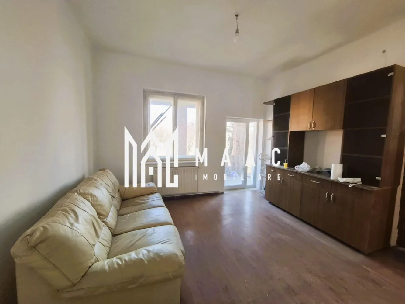 Casa individuala | Teren 700 mp | Trei Stejari - MAAC Imobiliare vă propune spre închiriere o casă individuală, situată într-o zonă liniștită și bine cotată – Trei Stejari.

Detalii proprietate:
3 camere total decomandate: spațioase și luminoase, perfecte pentru un trai confortabil.
Bucătărie: amenajată pentru a oferi funcționalitate și confort.
Baie: dotată corespunzător, adaptată nevoilor cotidiene.

În renovare și amenajare: locuința este în curs de renovare, iar viitorii chiriași se vor bucura de un spațiu modernizat și adaptat cerințelor actuale.

Această casă reprezintă o oportunitate excelentă de a locui într-o zonă deosebită, aflată în plin proces de îmbunătățire, oferind un echilibru perfect între confort și accesibilitate.

Pentru mai multe informatii specificati ca ati vazut anuntul cu ID: CP2373998
