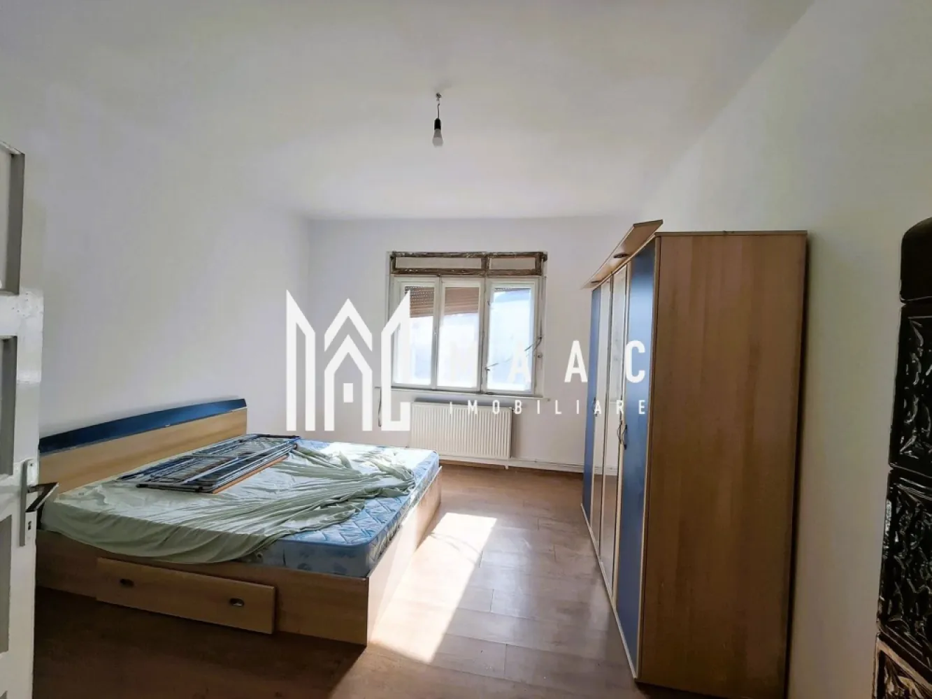Casa individuala | Teren 700 mp | Trei Stejari - MAAC Imobiliare vă propune spre închiriere o casă individuală, situată într-o zonă liniștită și bine cotată – Trei Stejari.

Detalii proprietate:
3 camere total decomandate: spațioase și luminoase, perfecte pentru un trai confortabil.
Bucătărie: amenajată pentru a oferi funcționalitate și confort.
Baie: dotată corespunzător, adaptată nevoilor cotidiene.

În renovare și amenajare: locuința este în curs de renovare, iar viitorii chiriași se vor bucura de un spațiu modernizat și adaptat cerințelor actuale.

Această casă reprezintă o oportunitate excelentă de a locui într-o zonă deosebită, aflată în plin proces de îmbunătățire, oferind un echilibru perfect între confort și accesibilitate.

Pentru mai multe informatii specificati ca ati vazut anuntul cu ID: CP2373998